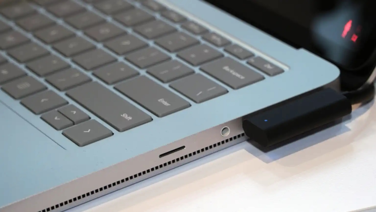 Laptop cao cấp trông sang chảnh lại 'cô đơn' về cổng - Ảnh 1.