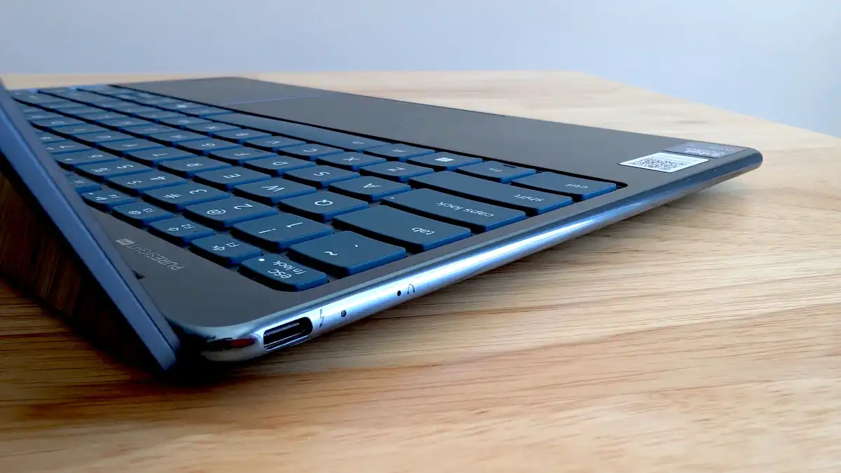 Laptop cao cấp trông sang chảnh lại 'cô đơn' về cổng - Ảnh 2.