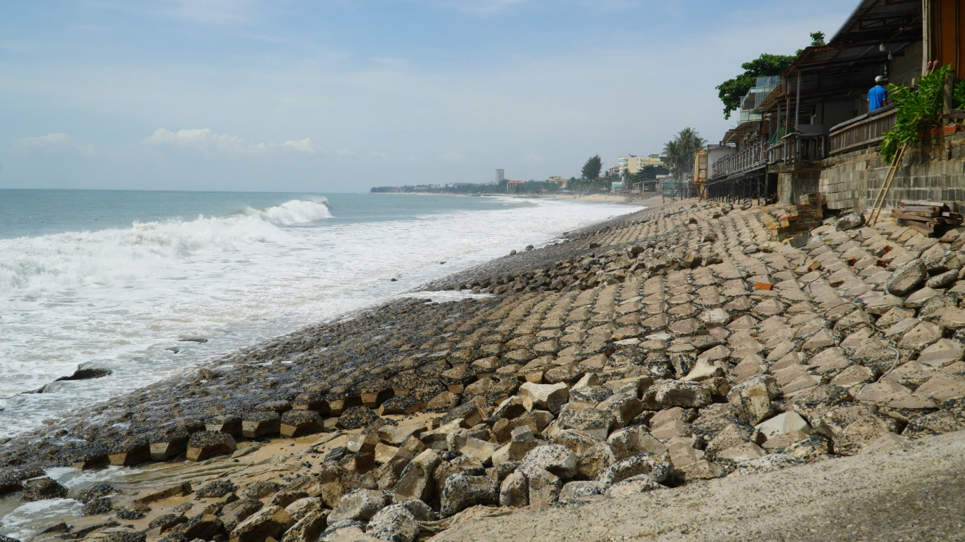 Lâm Đồng cấm tàu thuyền ra biển, ứng phó khẩn cấp với bão số 15 - Ảnh 1.