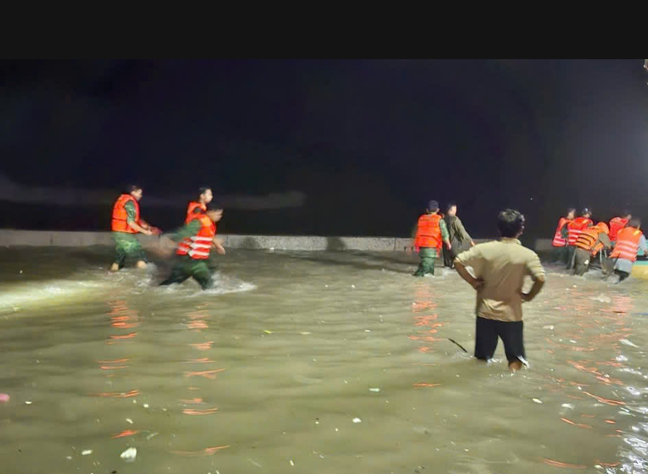 Ngư dân mất tích ở Liên Hương do sóng lớn đánh chìm thúng - Ảnh 1. Ngư dân mất tích ở Liên Hương do sóng lớn đánh chìm thúng - Ảnh 1.