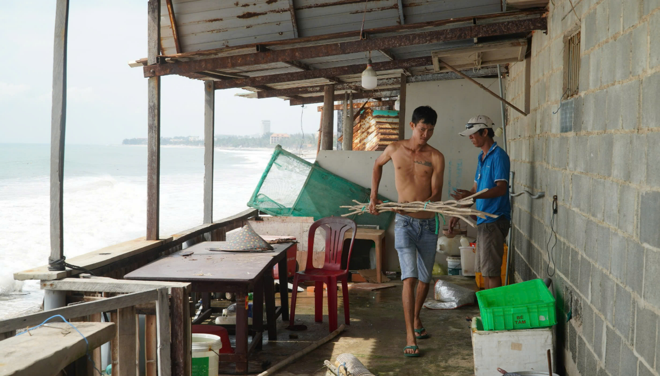 Ngư dân mất tích ở Liên Hương do sóng lớn đánh chìm thúng - Ảnh 2. Ngư dân mất tích ở Liên Hương do sóng lớn đánh chìm thúng - Ảnh 2.