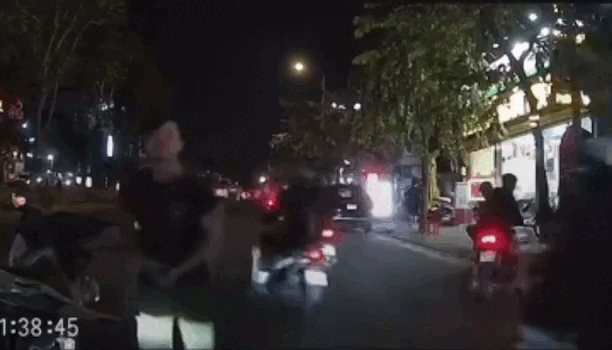 TP.HCM: Nam thanh niên chặn đường, đập phá ô tô trên đường Trần Não - Ảnh 1.