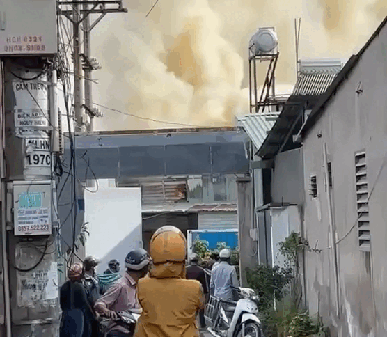 TP.HCM: Cháy lớn kho hàng ở phường Tăng Nhơn Phú - Ảnh 1.