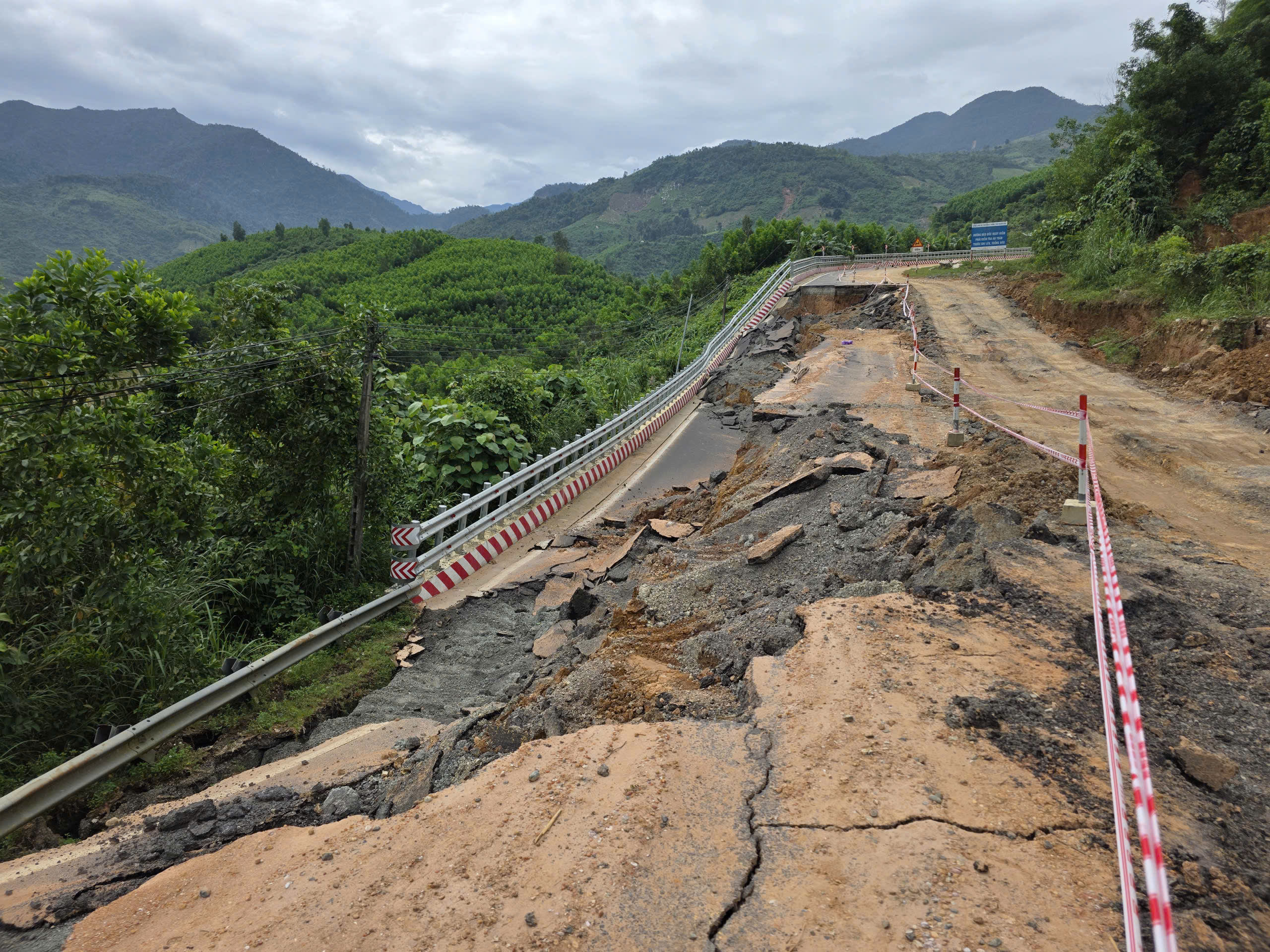 Gấp rút phục hồi các tuyến đường sau mưa bão - Ảnh 11.