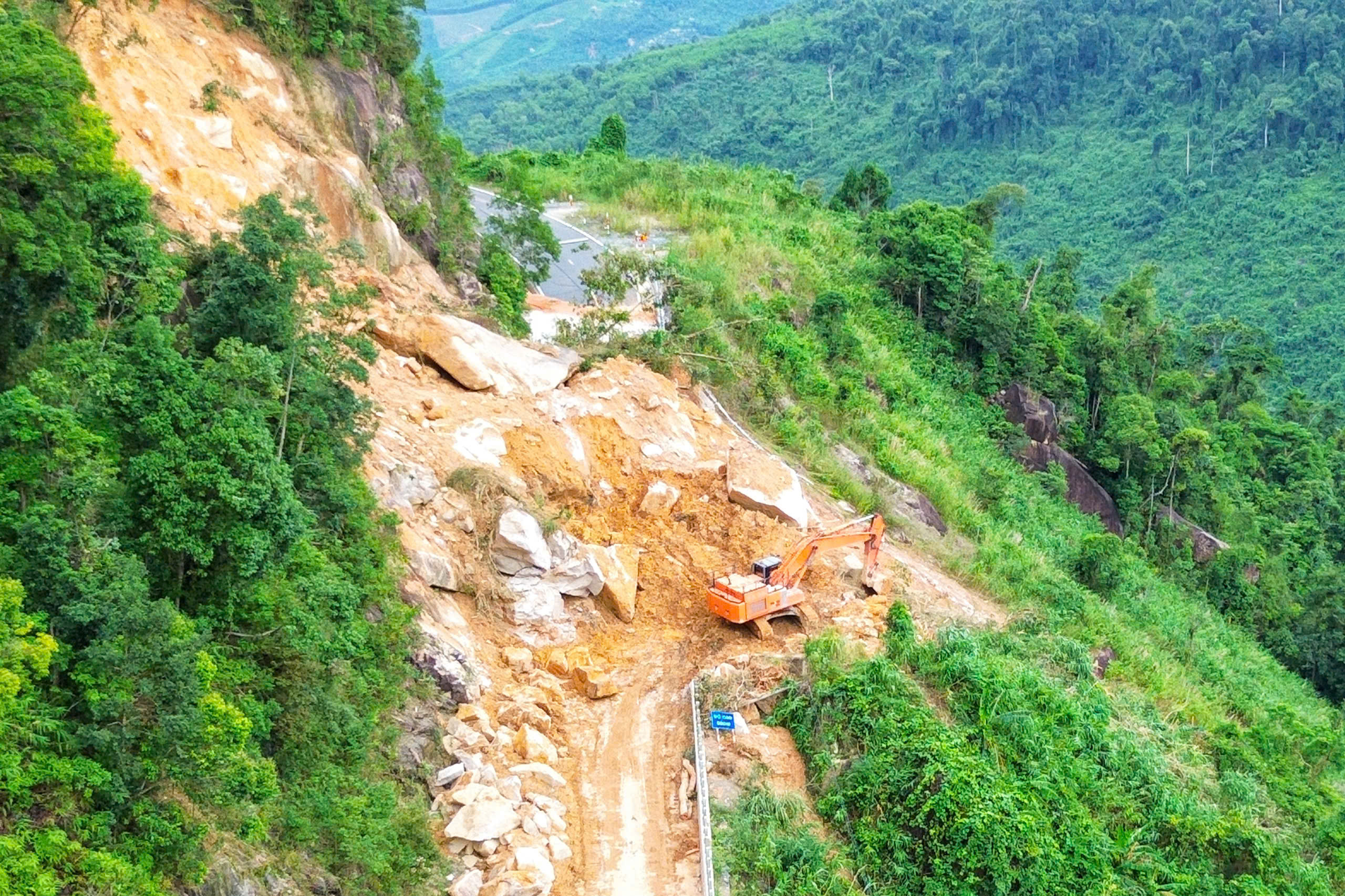 Gấp rút phục hồi các tuyến đường sau mưa bão - Ảnh 12.