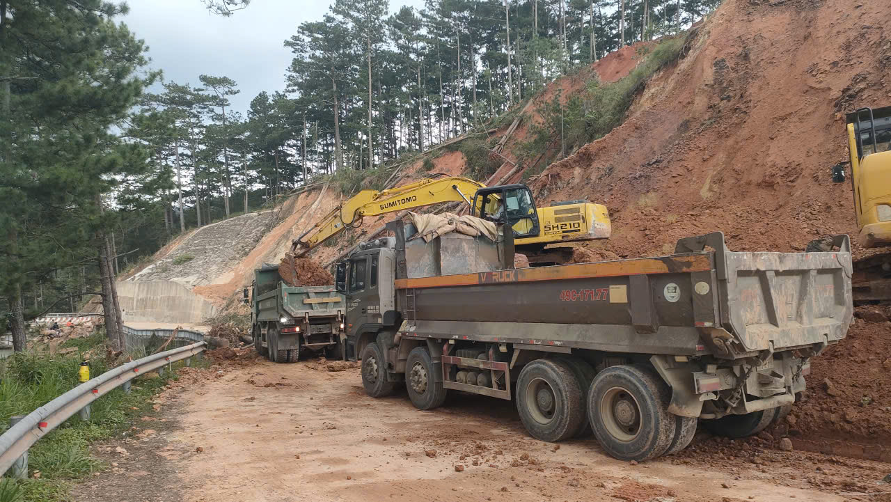 Gấp rút phục hồi các tuyến đường sau mưa bão - Ảnh 1.