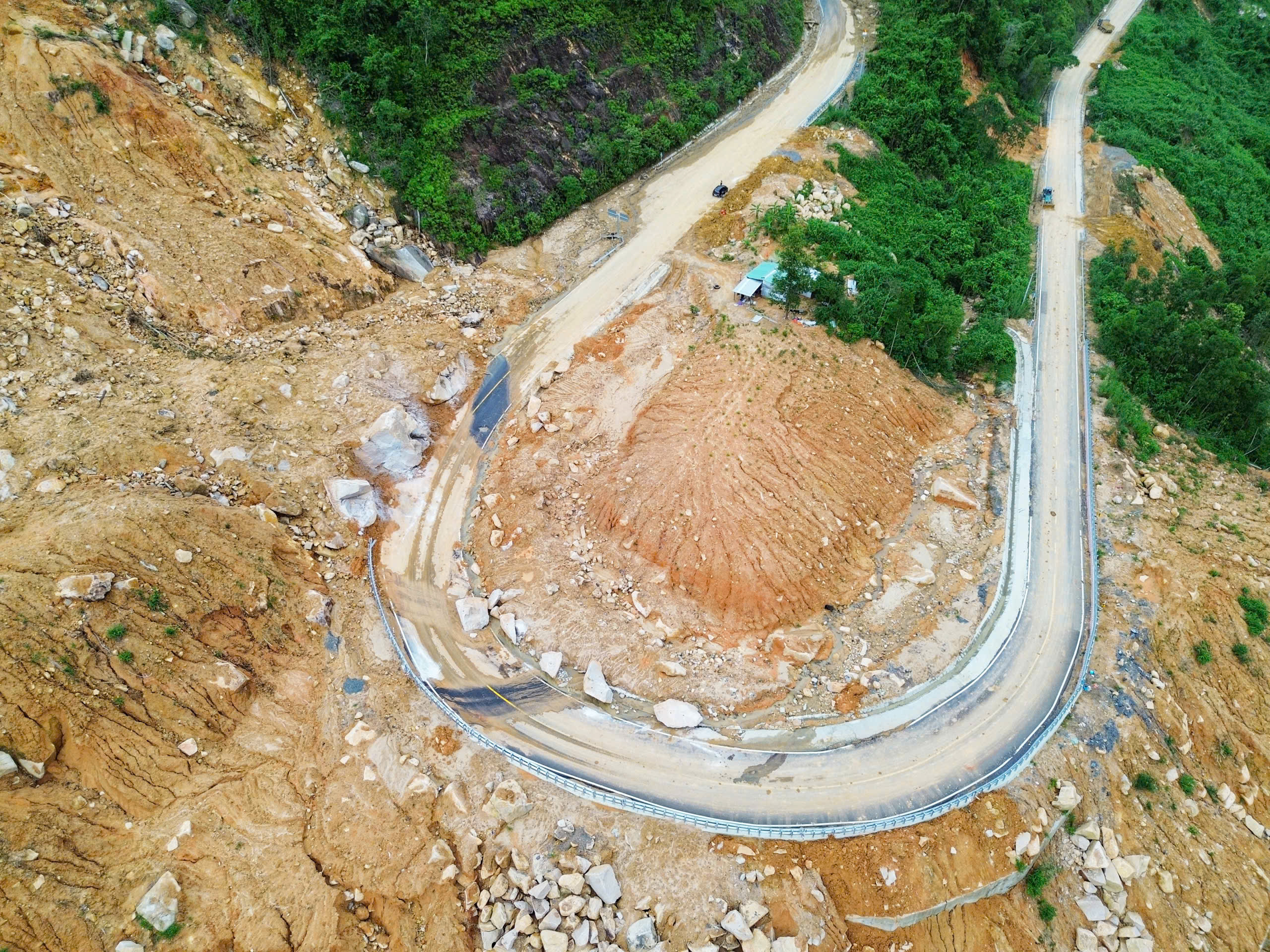 Gấp rút phục hồi các tuyến đường sau mưa bão - Ảnh 6.