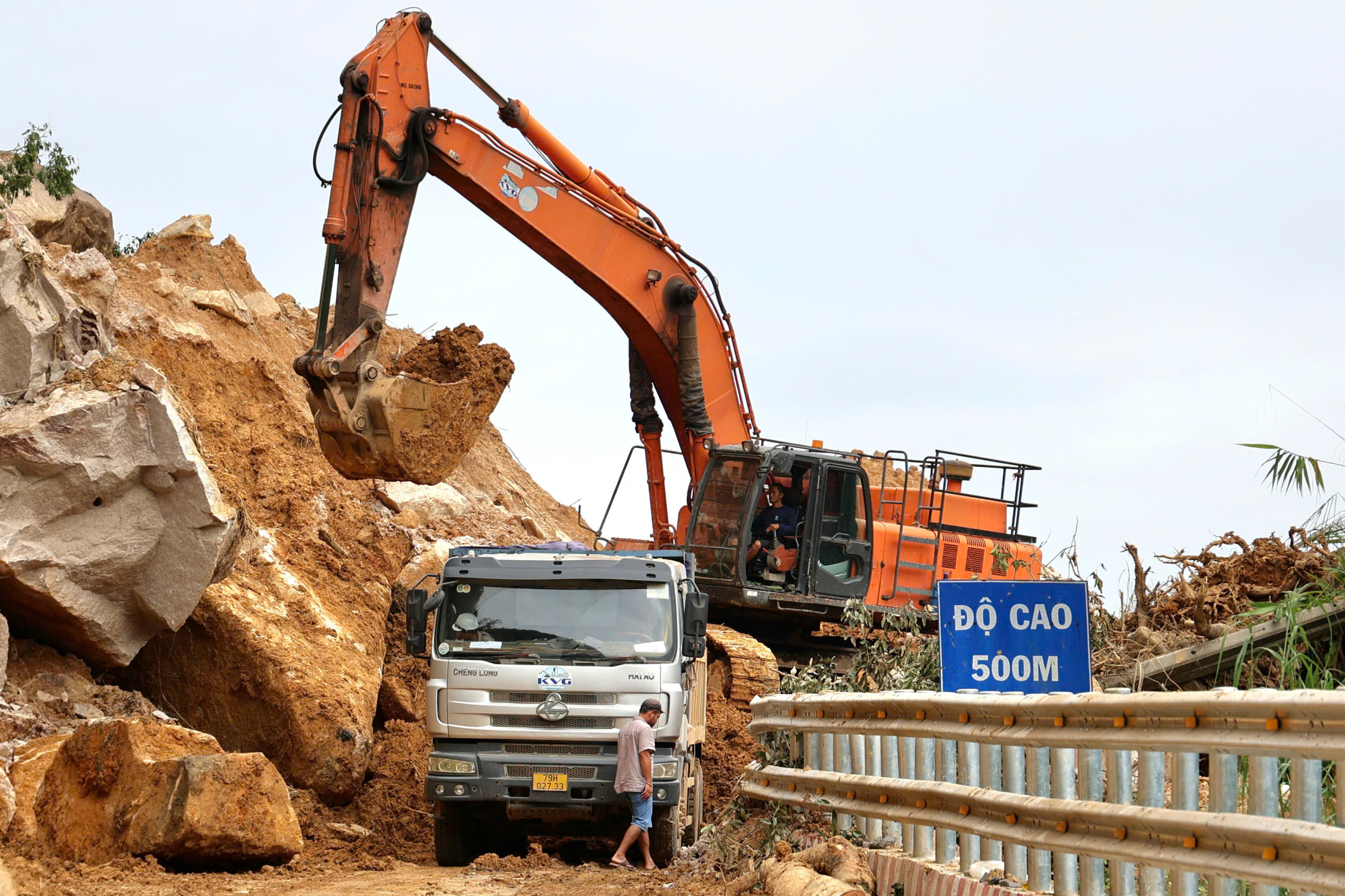 Gấp rút phục hồi các tuyến đường sau mưa bão - Ảnh 9.