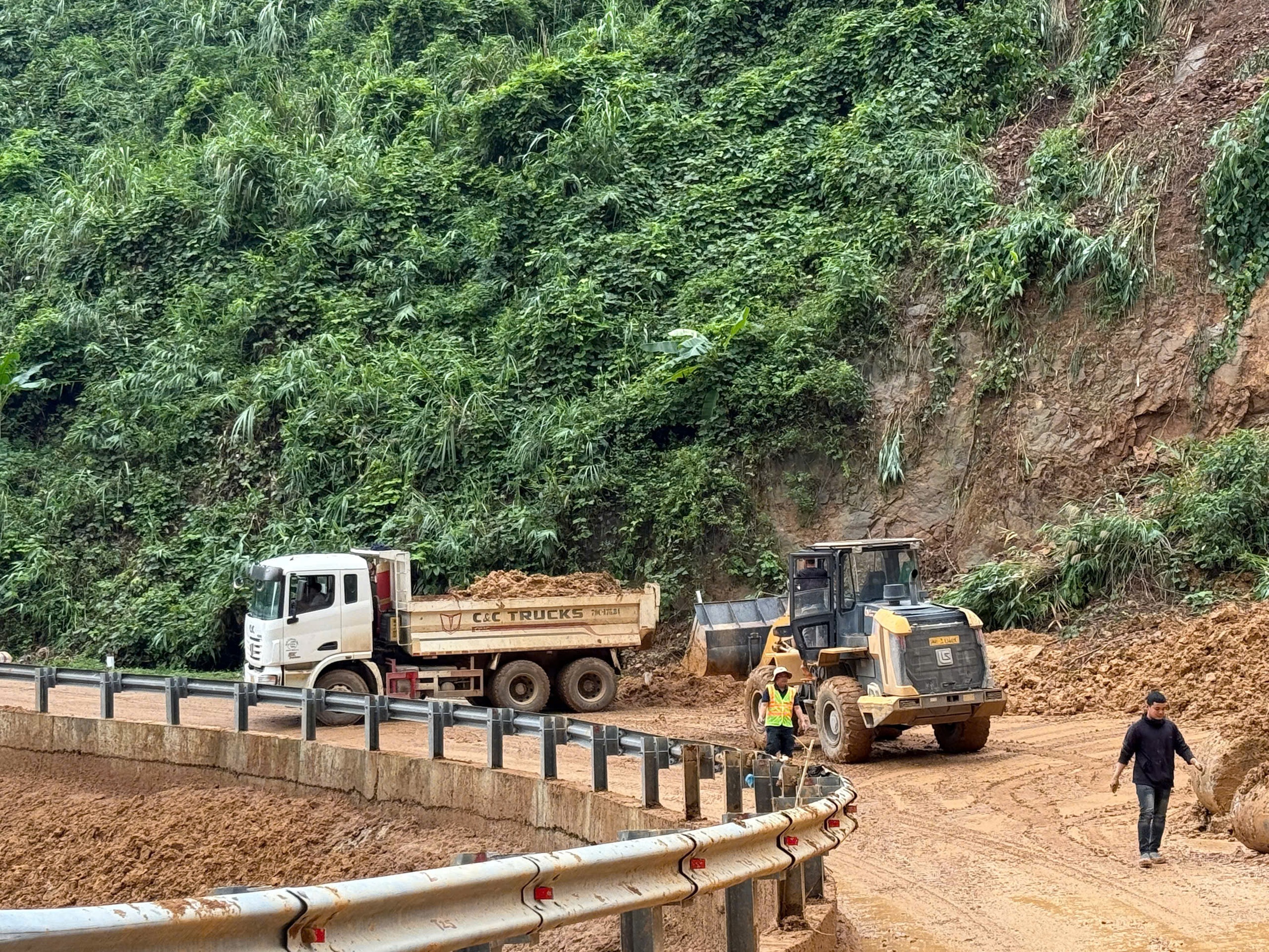 Gấp rút phục hồi các tuyến đường sau mưa bão - Ảnh 10.