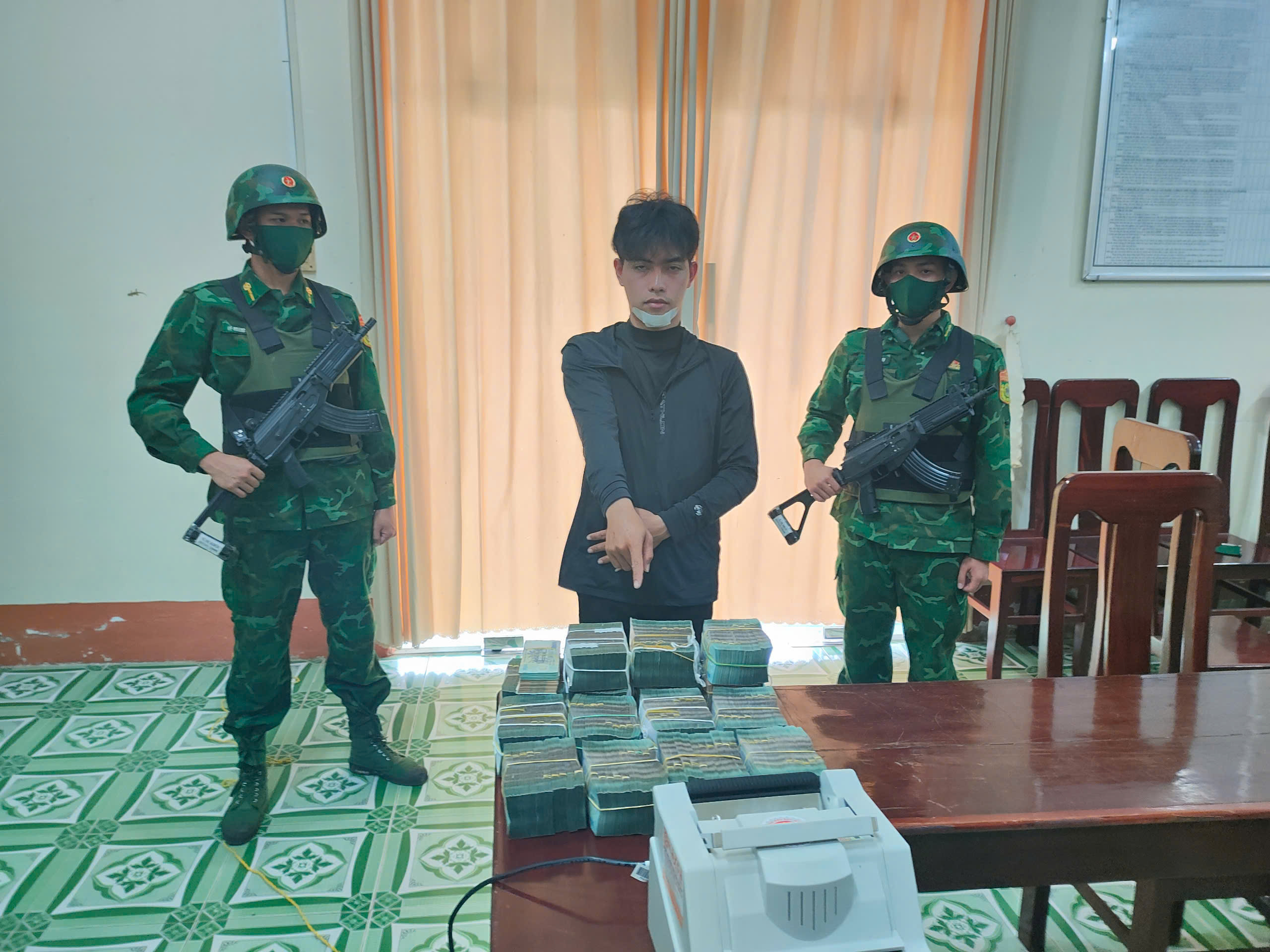 An Giang bắt giữ Nguyễn Văn Châu vận chuyển tiền trái phép qua biên giới Campuchia - Ảnh 1. An Giang bắt giữ Nguyễn Văn Châu vận chuyển tiền trái phép qua biên giới Campuchia - Ảnh 1.