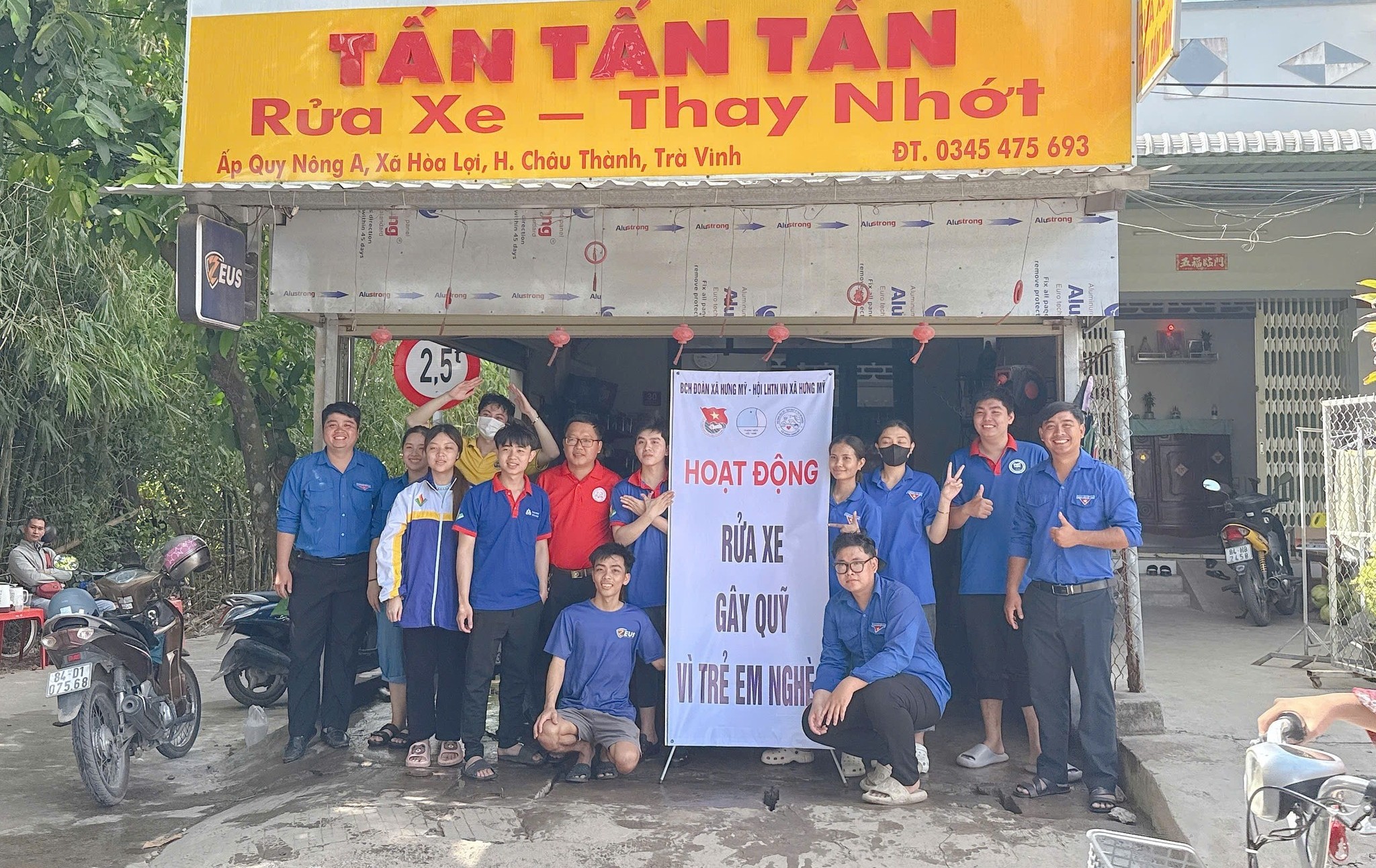 Áo xanh tình nguyện rửa xe gây quỹ giúp học sinh nghèo - Ảnh 1.