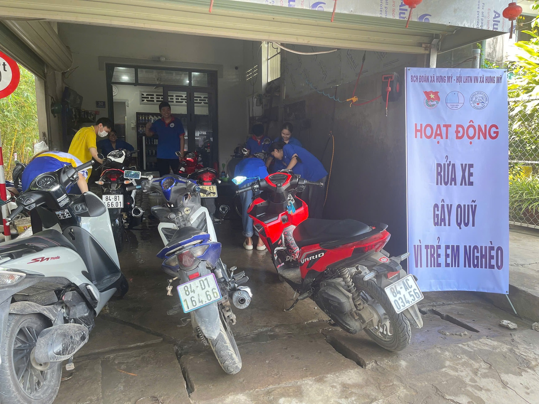 Áo xanh tình nguyện rửa xe gây quỹ giúp học sinh nghèo - Ảnh 2.