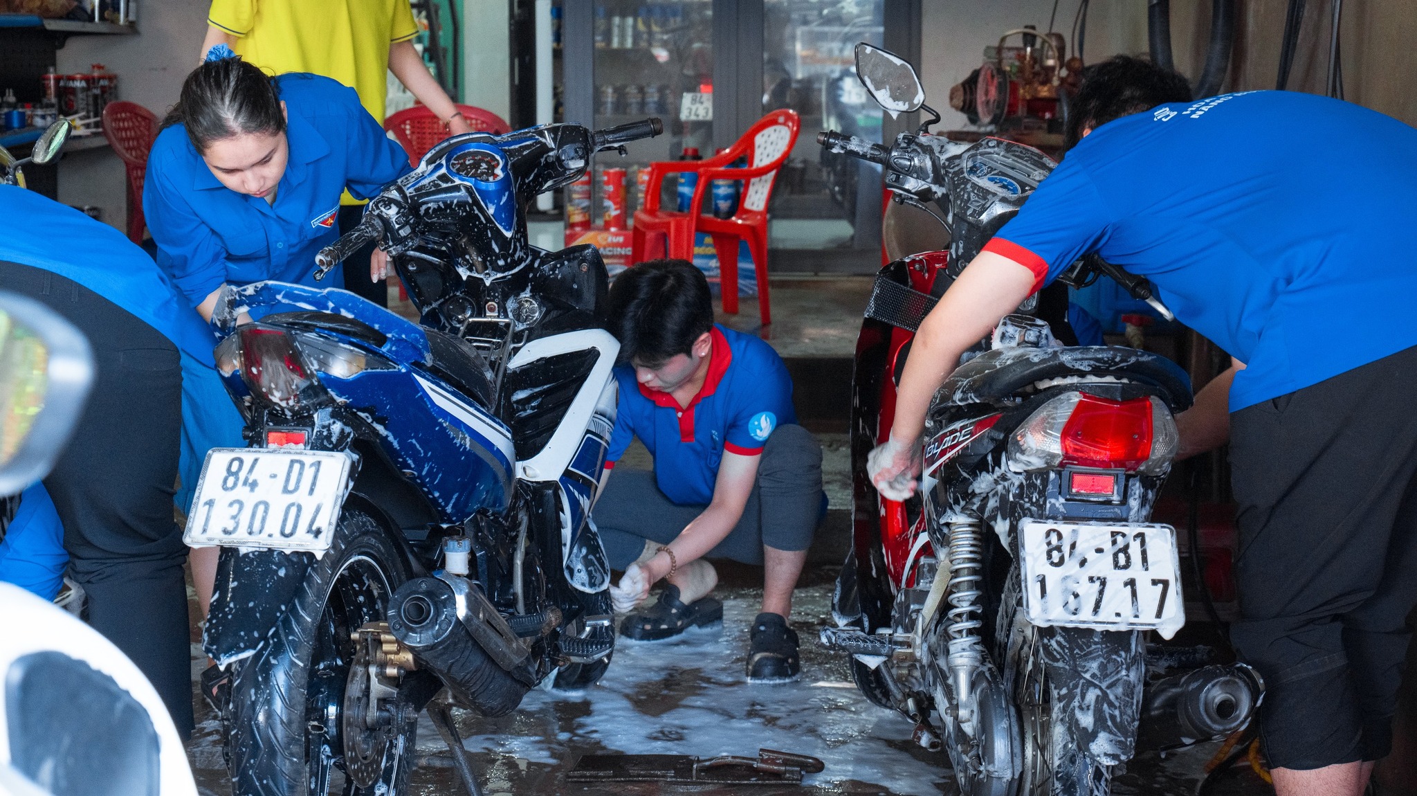 Áo xanh tình nguyện rửa xe gây quỹ giúp học sinh nghèo - Ảnh 3.