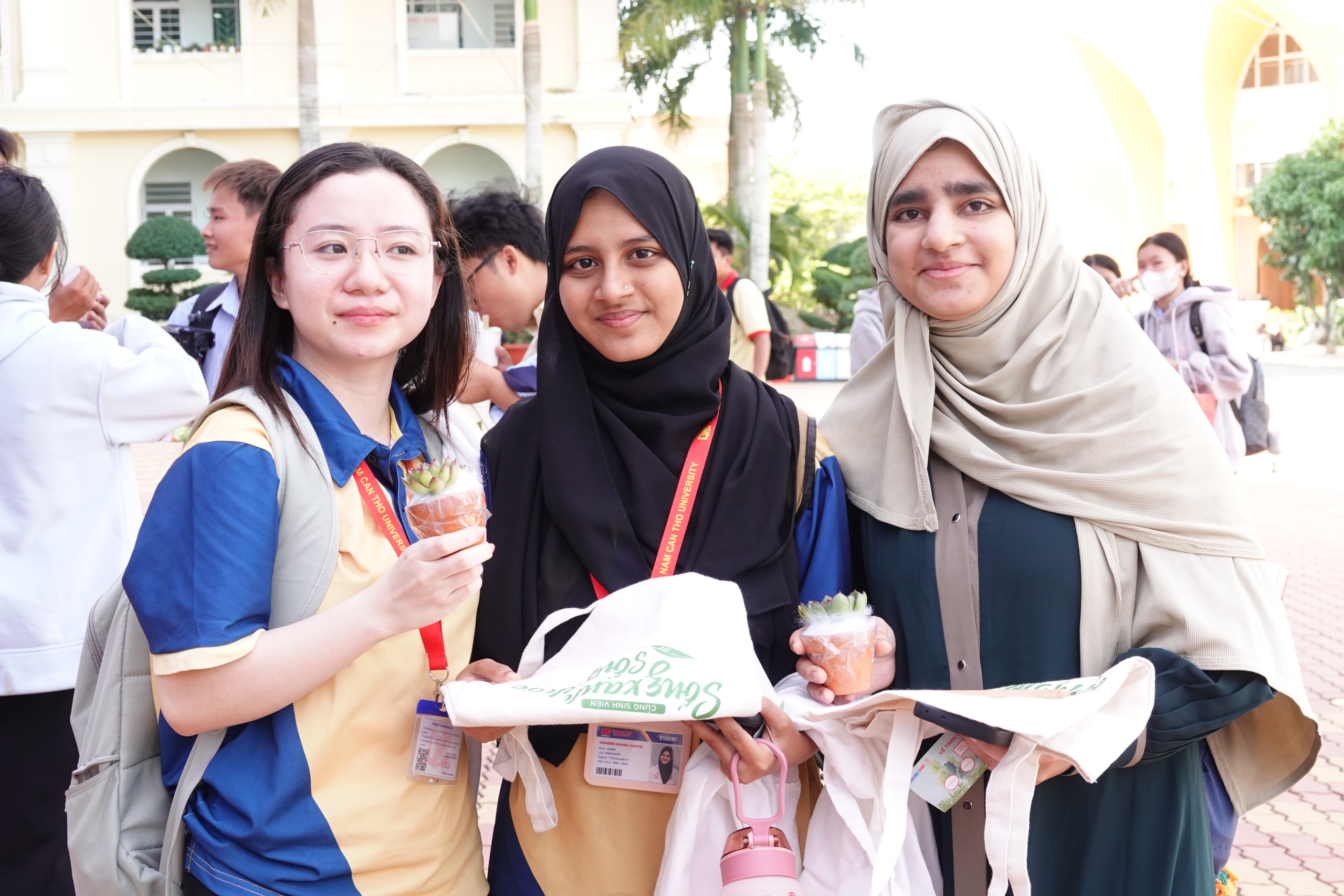 Sinh viên quốc tế thích thú với trải nghiệm sống xanh - Ảnh 1.