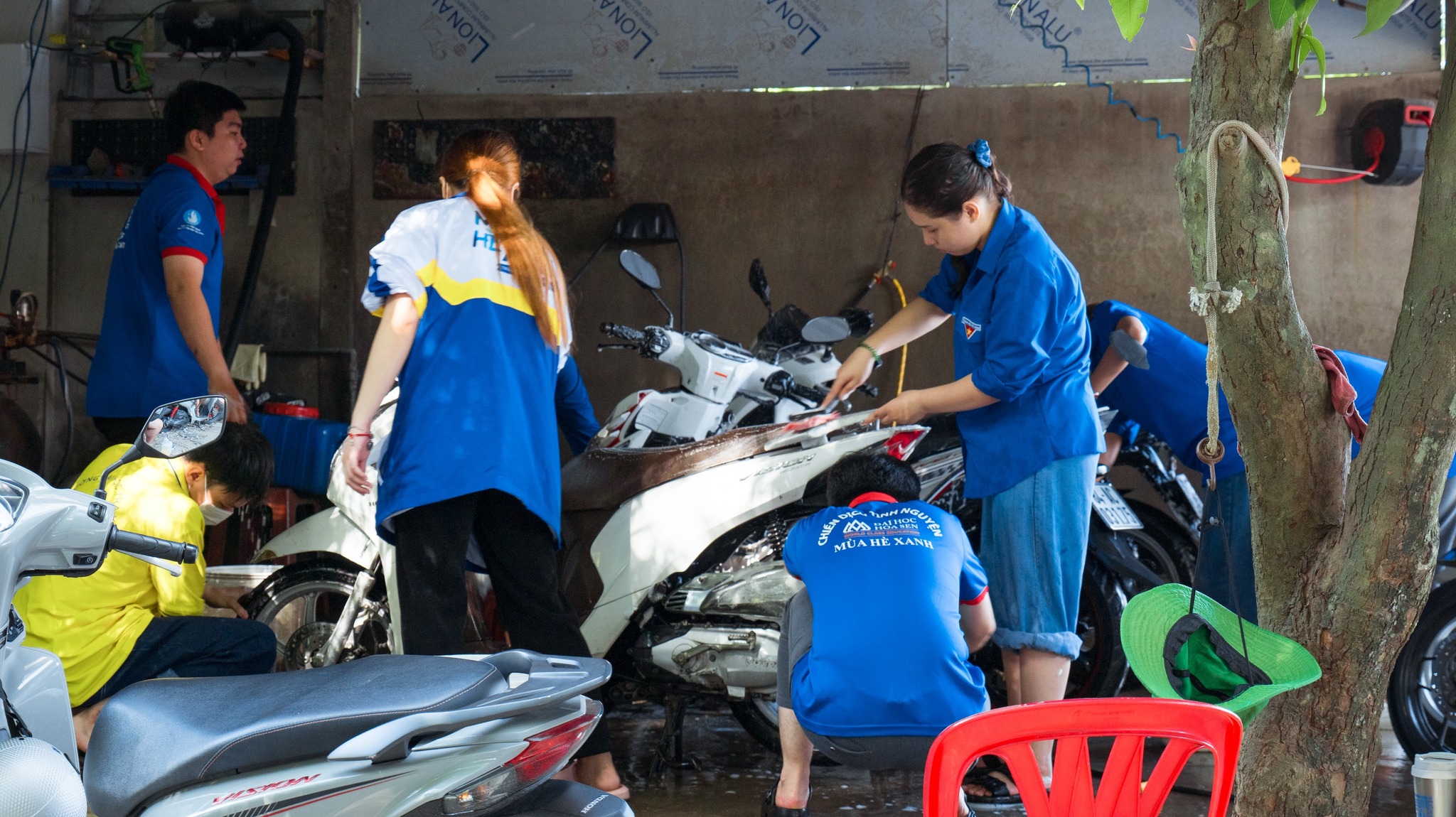 Áo xanh tình nguyện rửa xe gây quỹ giúp học sinh nghèo - Ảnh 4.