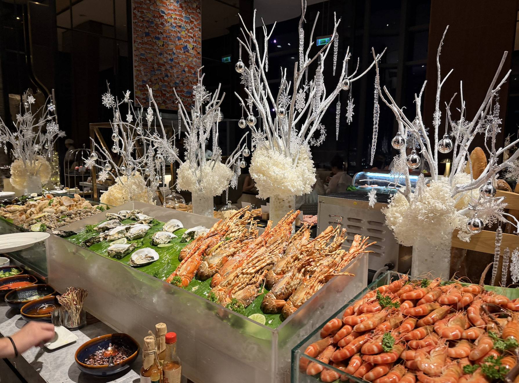 Cuaca berubah dingin hingga 19 derajat, Kota Ho Chi Minh menyalakan serangkaian pohon Natal - Foto 2. Trời trở lạnh 19 độ, TP.HCM thắp sáng hàng loạt cây thông Noel- Ảnh 2.