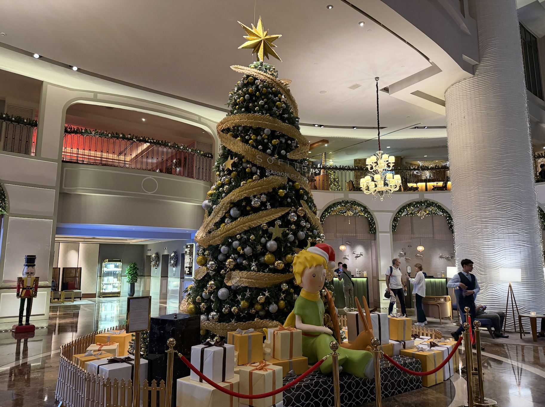 Cuaca berubah dingin hingga 19 derajat, Kota Ho Chi Minh menyalakan serangkaian pohon Natal - Foto 6. Trời trở lạnh 19 độ, TP.HCM thắp sáng hàng loạt cây thông Noel- Ảnh 6.