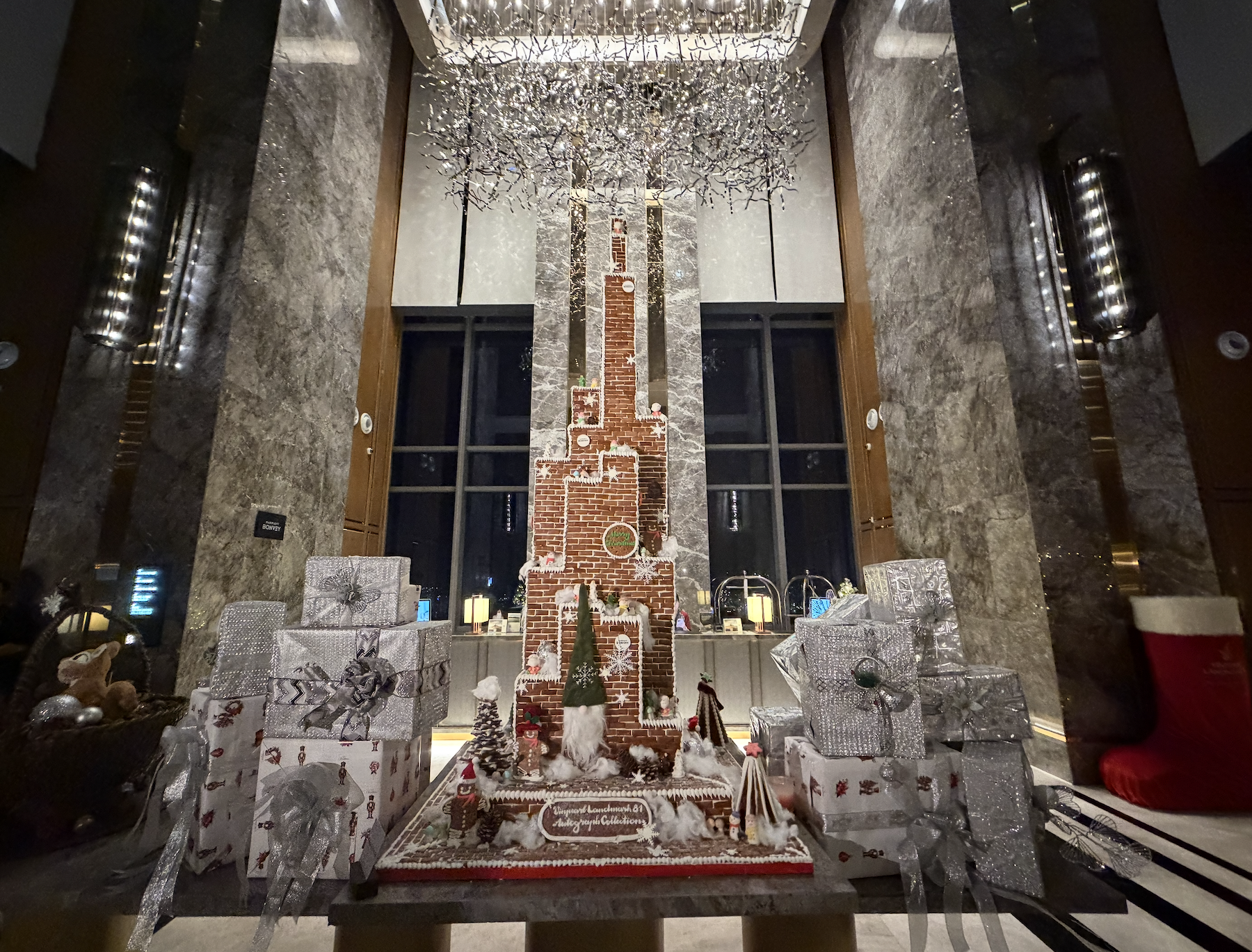 Cuaca berubah dingin hingga 19 derajat, Kota Ho Chi Minh menyalakan serangkaian pohon Natal - Foto 3. Trời trở lạnh 19 độ, TP.HCM thắp sáng hàng loạt cây thông Noel- Ảnh 3.