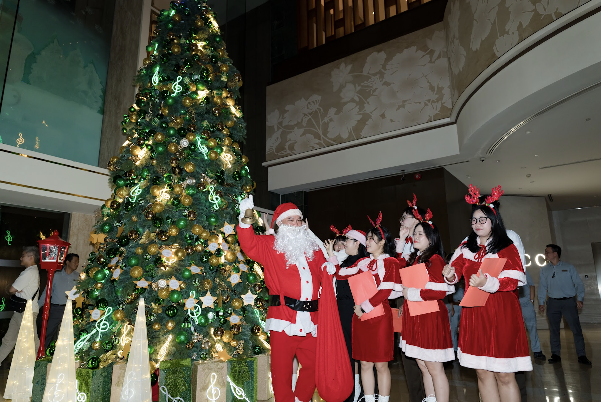 Cuaca berubah dingin hingga 19 derajat, Kota Ho Chi Minh menyalakan serangkaian pohon Natal - Foto 4. Trời trở lạnh 19 độ, TP.HCM thắp sáng hàng loạt cây thông Noel- Ảnh 4.