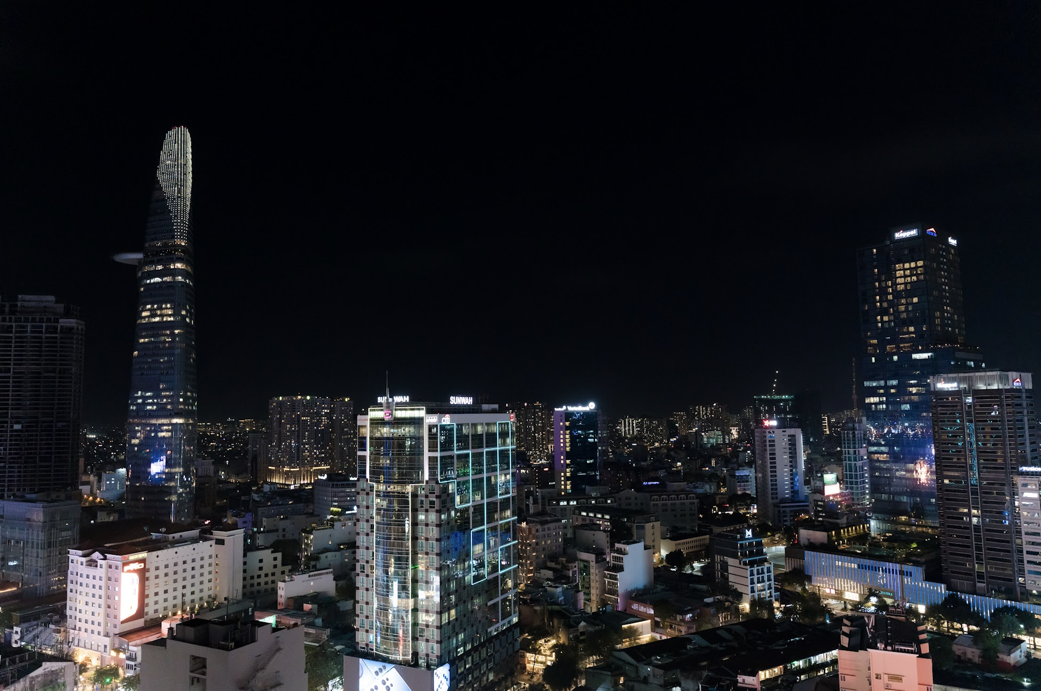 Cuaca berubah dingin hingga 19 derajat, Kota Ho Chi Minh menyalakan serangkaian pohon Natal - Foto 5. Trời trở lạnh 19 độ, TP.HCM thắp sáng hàng loạt cây thông Noel- Ảnh 5.