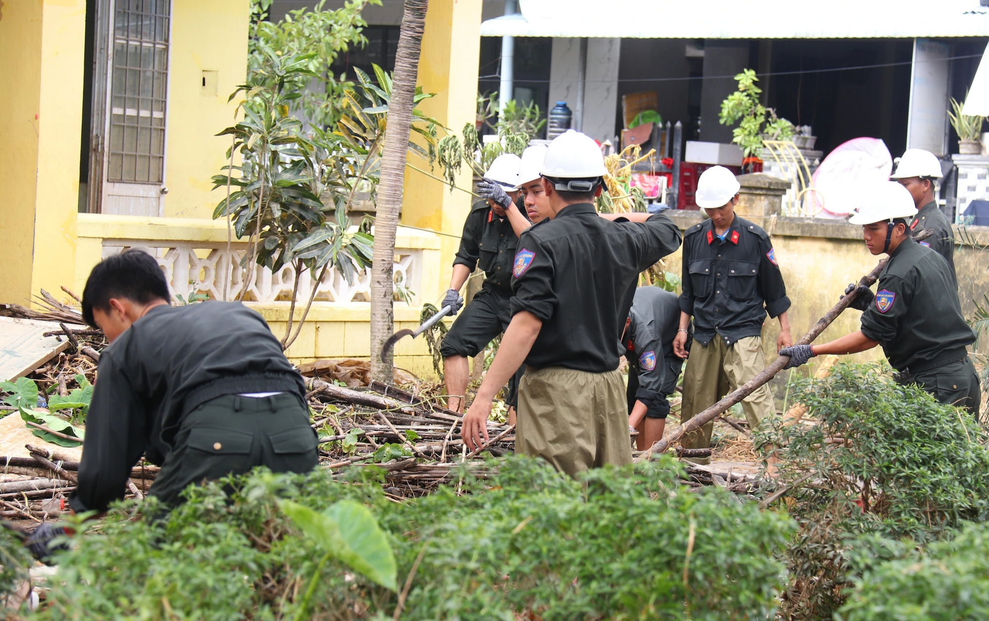 Lũ lụt ở Phú Yên: Những hình ảnh đau thương và Tình người trong bão táp - Ảnh 2.