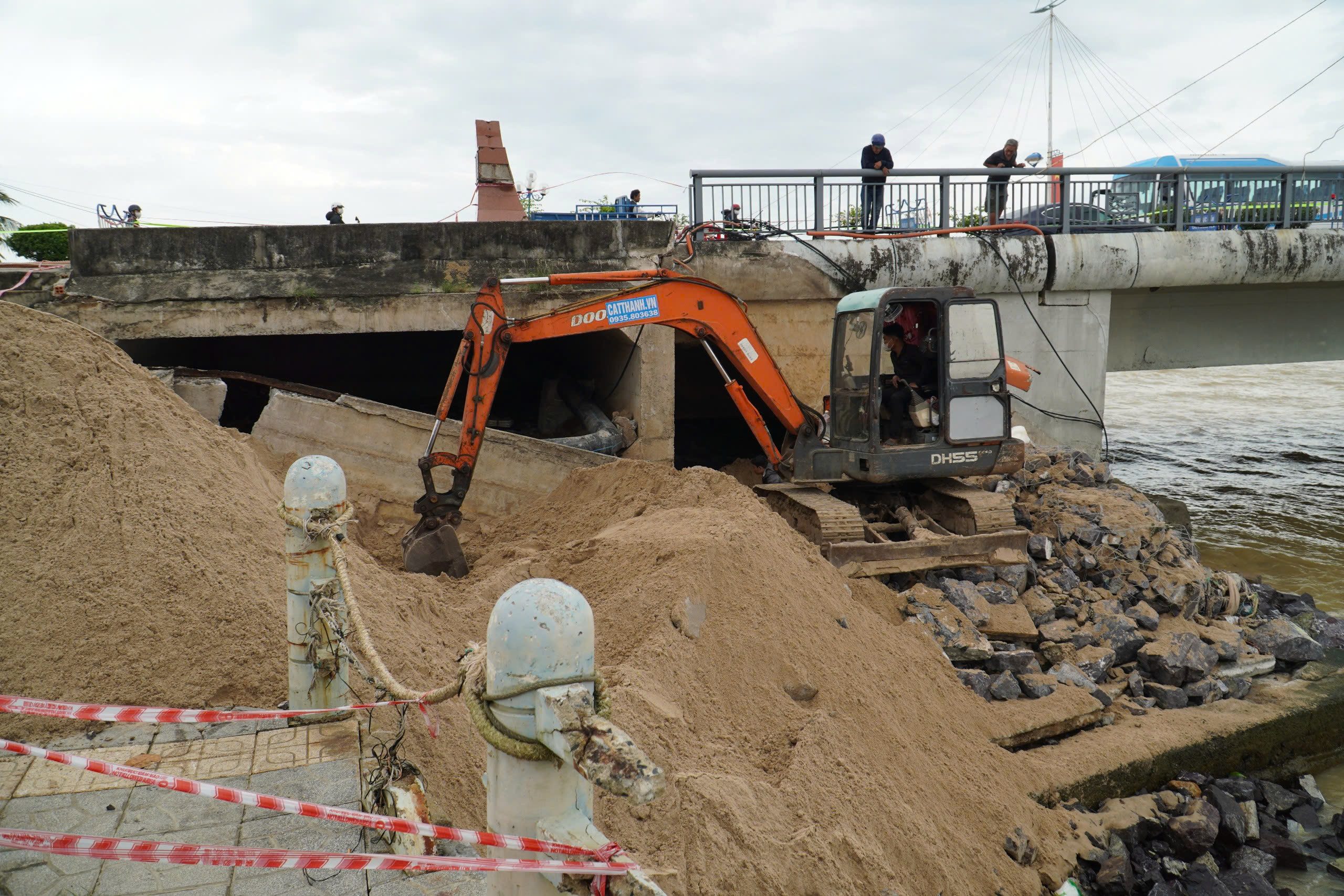 Cầu huyết mạch nhất Nha Trang xói lở nặng sau lũ, biện pháp khắc phục   - Ảnh 1.