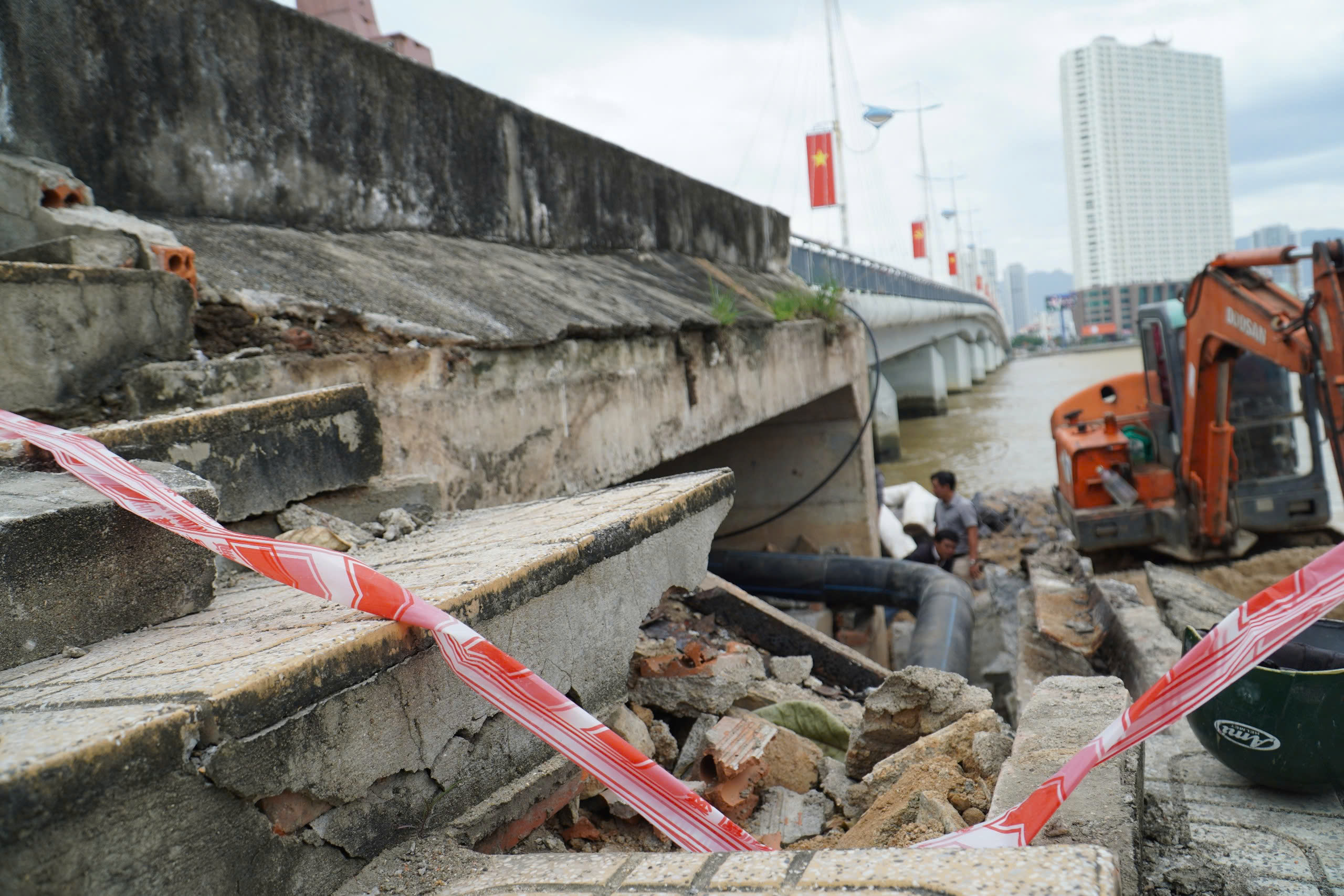 Cầu huyết mạch nhất Nha Trang xói lở nặng sau lũ, biện pháp khắc phục   - Ảnh 2.