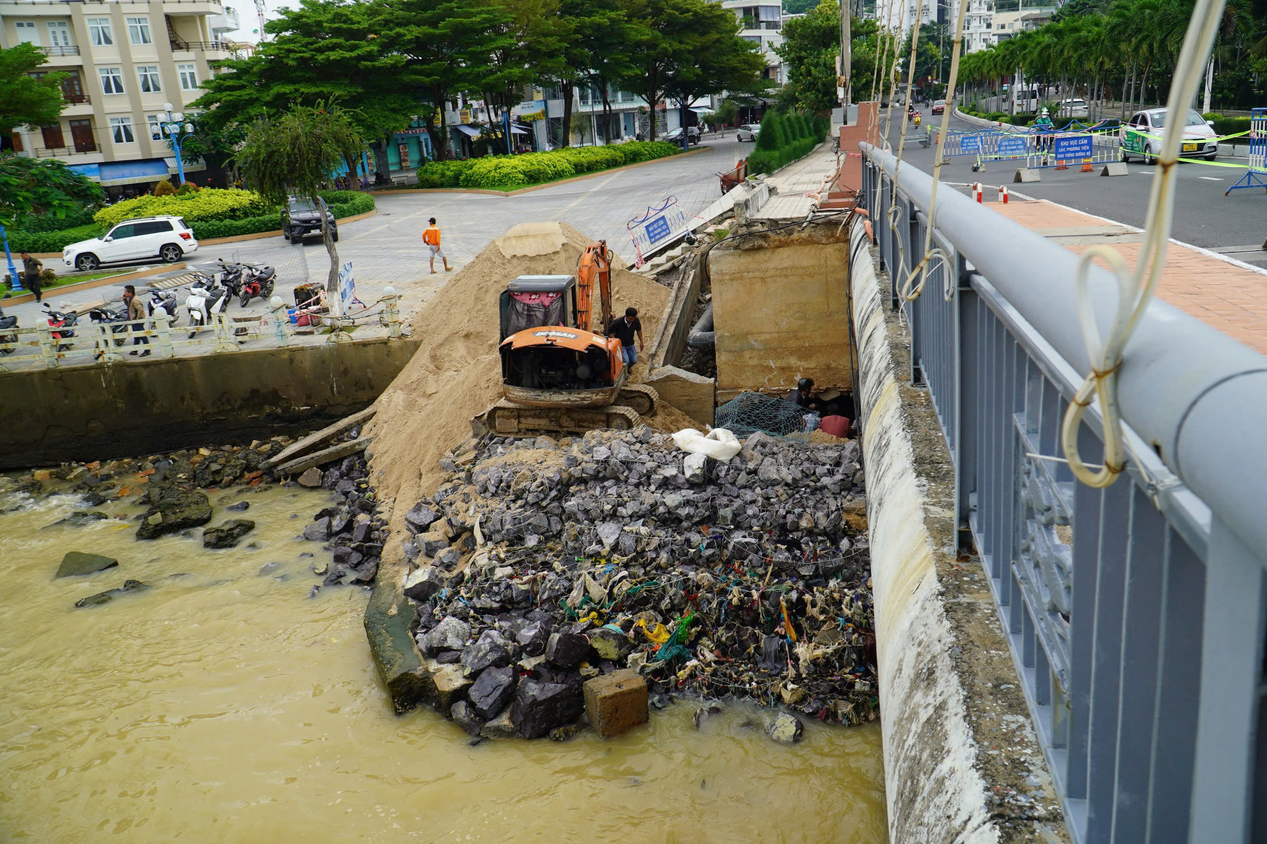 Cầu huyết mạch nhất Nha Trang xói lở nặng sau lũ, biện pháp khắc phục   - Ảnh 3.