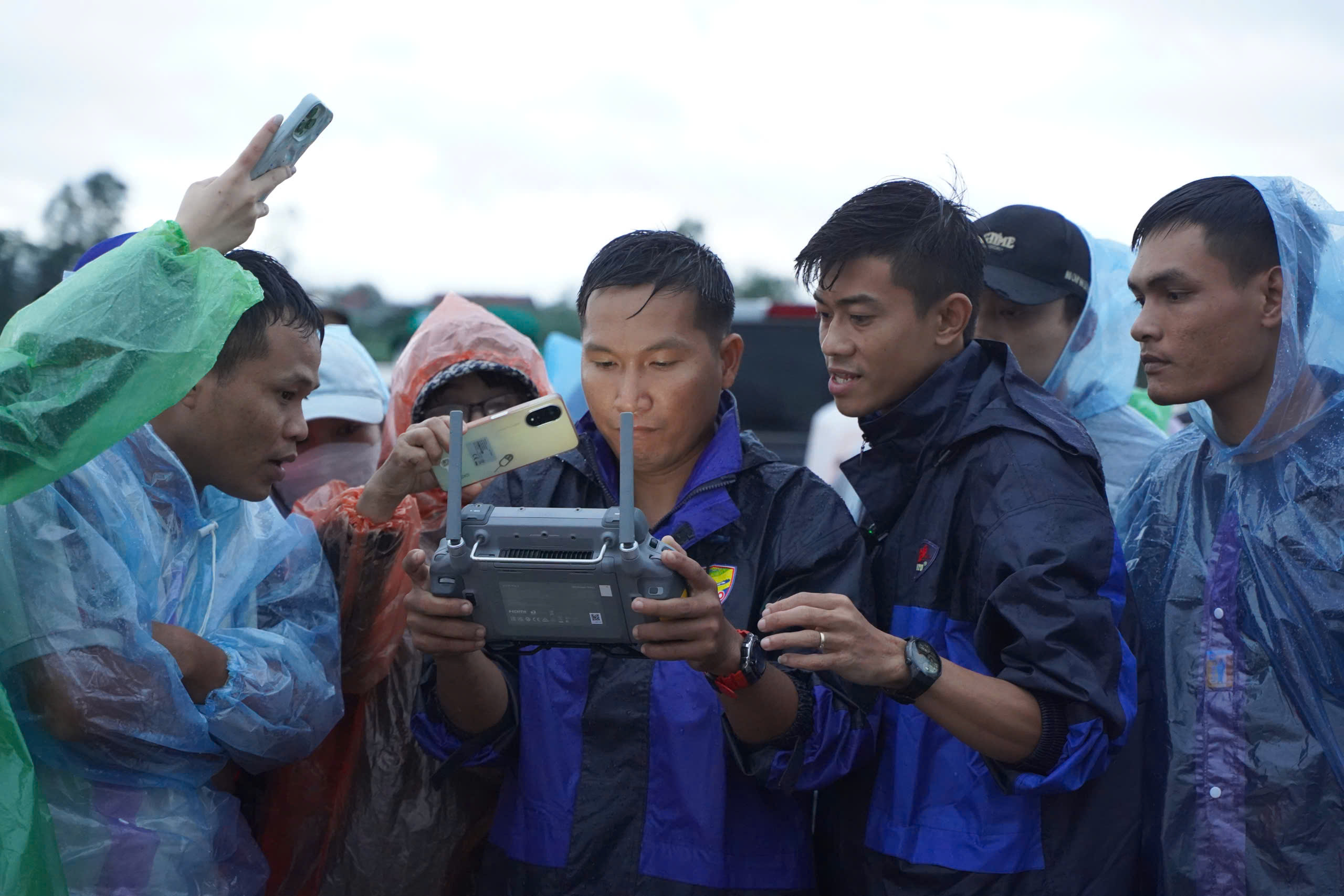 Hoàn cảnh của cô sinh viên đi cứu trợ lũ lụt khiến nhóm drone nghẹn ngào - Ảnh 5.