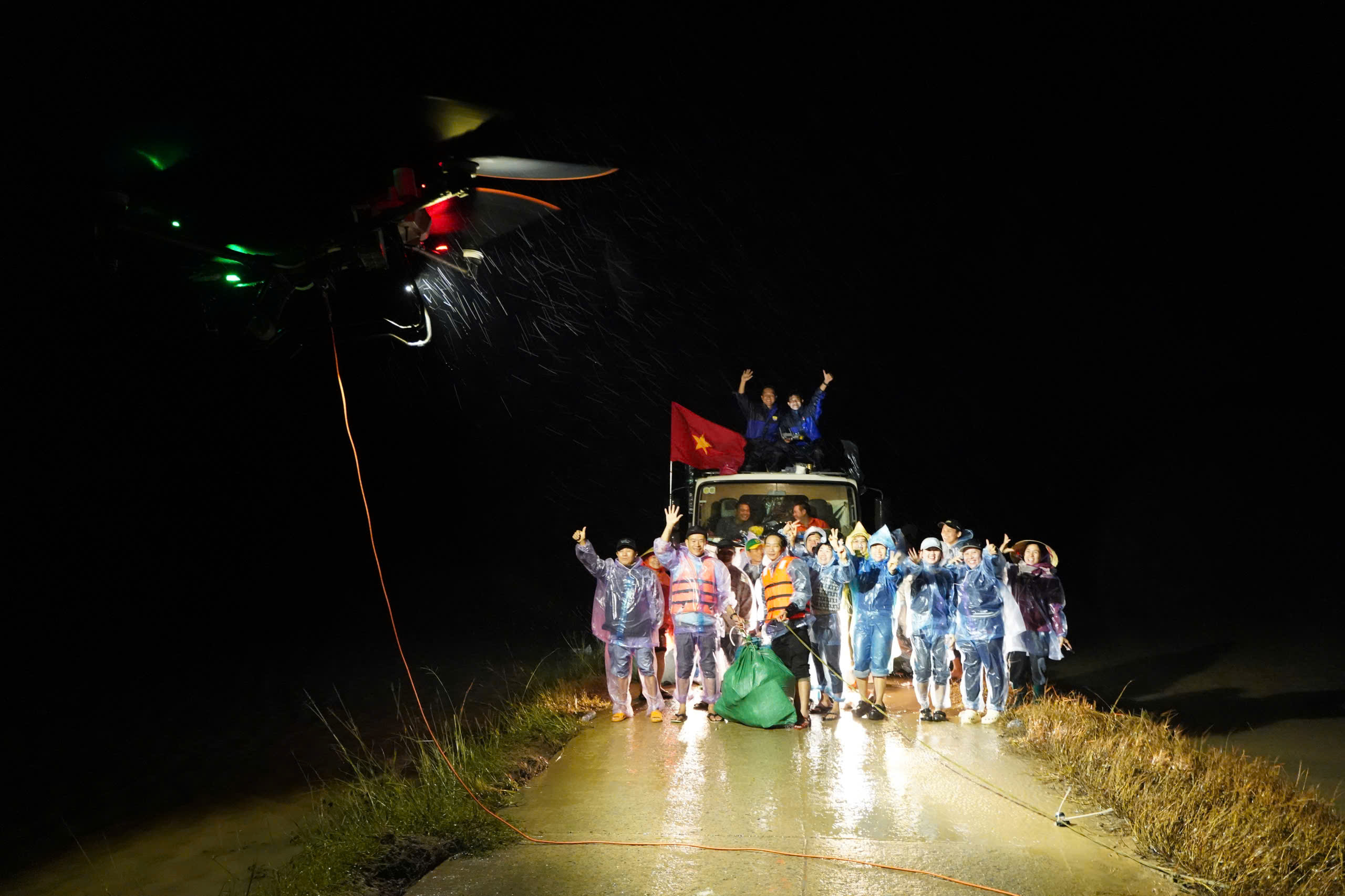 Hoàn cảnh của cô sinh viên đi cứu trợ lũ lụt khiến nhóm drone nghẹn ngào - Ảnh 6.