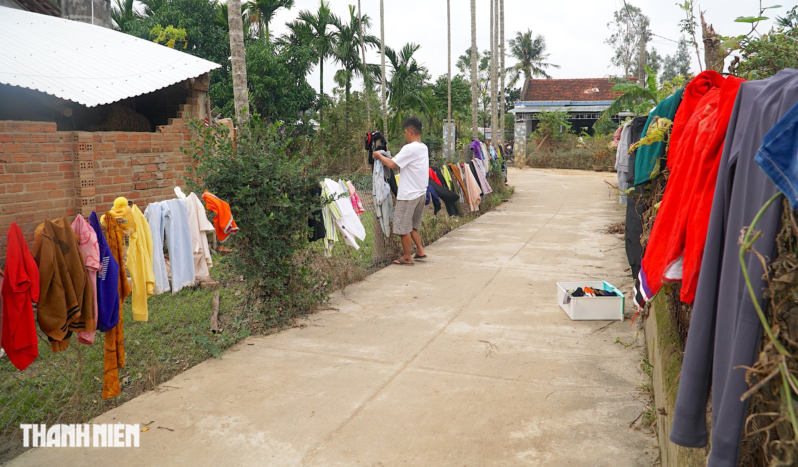 Xã Hòa Thịnh hàn gắn sau lũ: Người dân cùng nhau dọn dẹp - Ảnh 1.