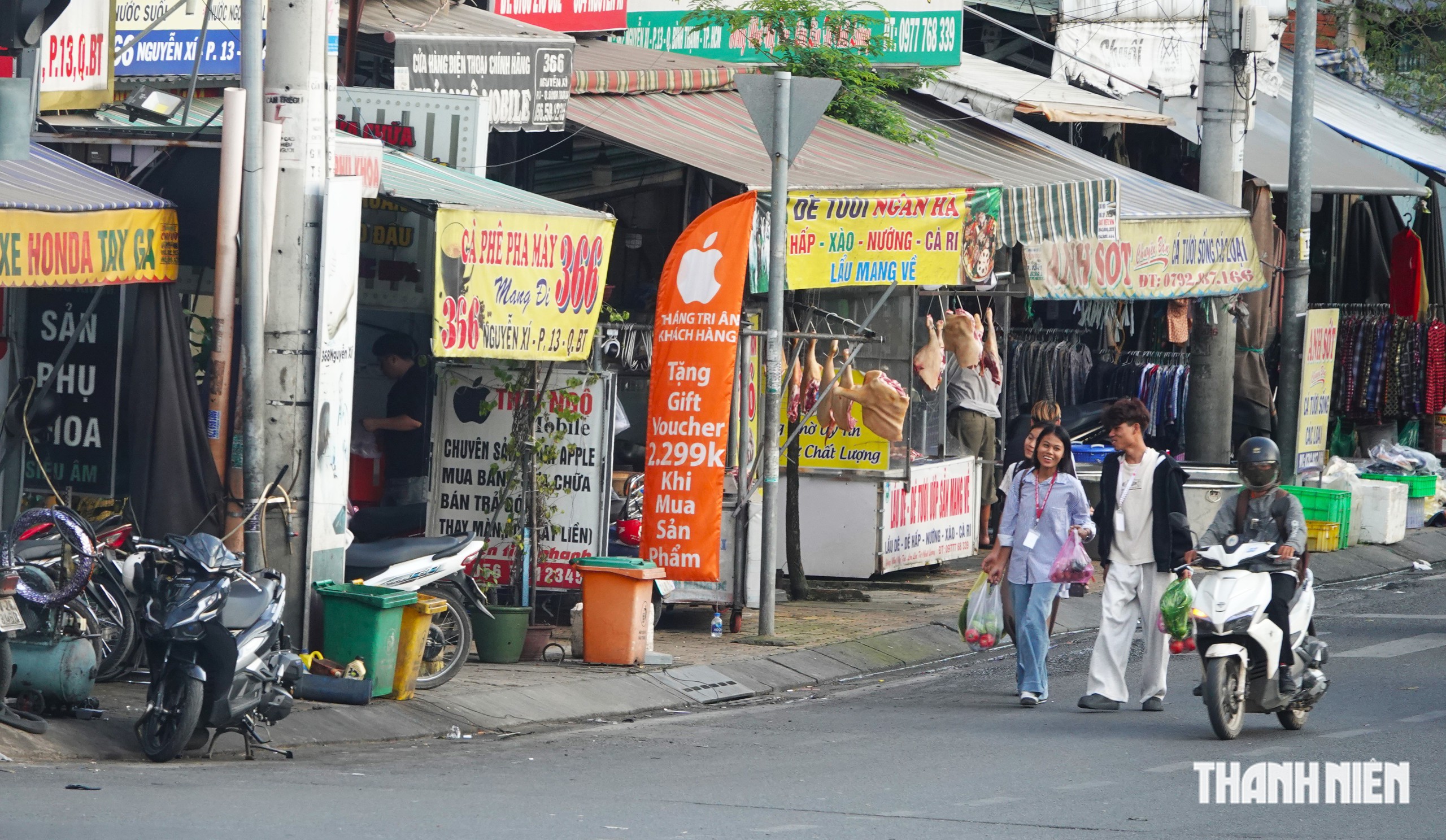 TP.HCM giao công an xử phạt lấn chiếm vỉa hè, lòng đường - Ảnh 1.