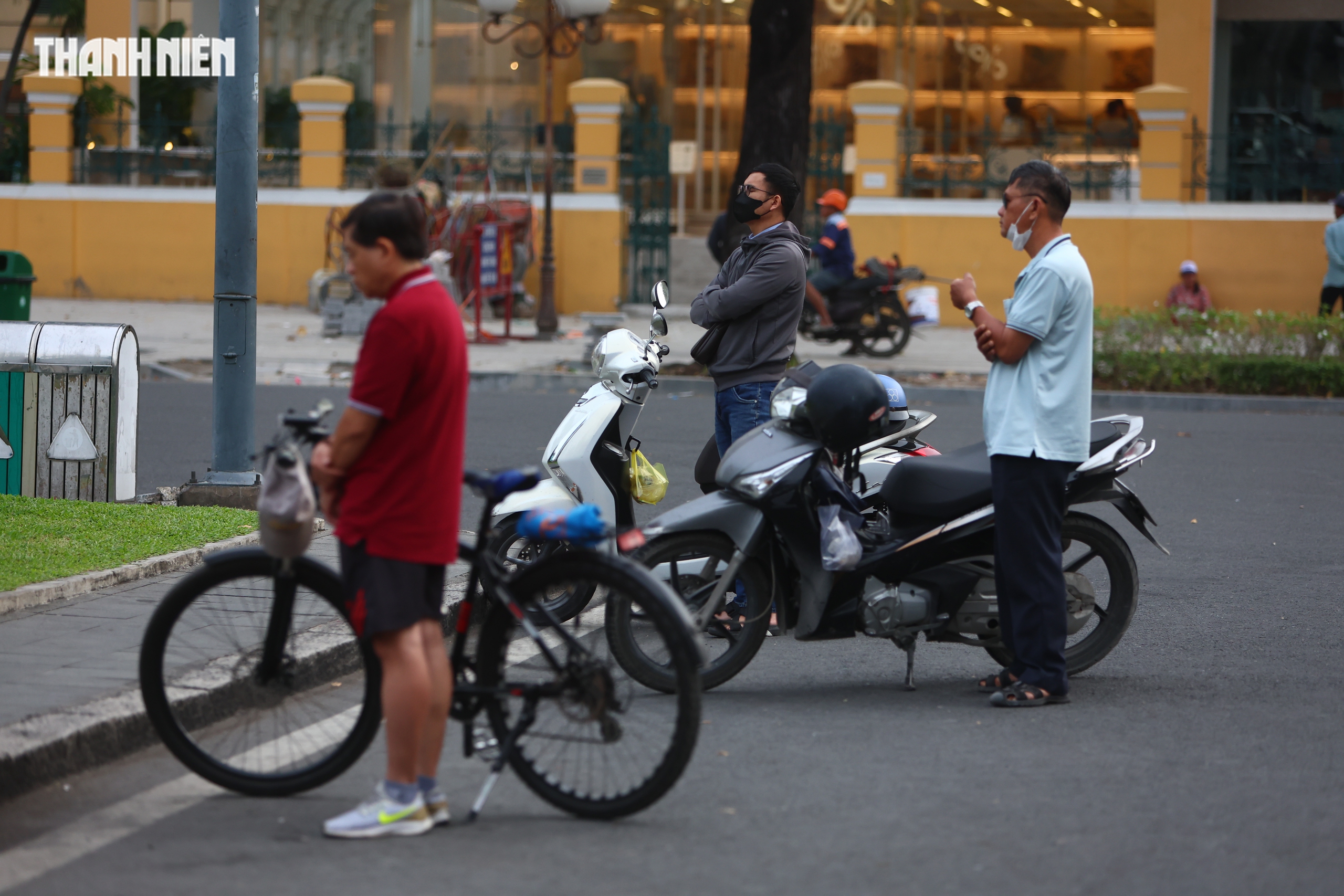 Vädret i Ho Chi Minh City i morse är 19 grader Celsius, folk huttrar på gatorna - Foto 6.