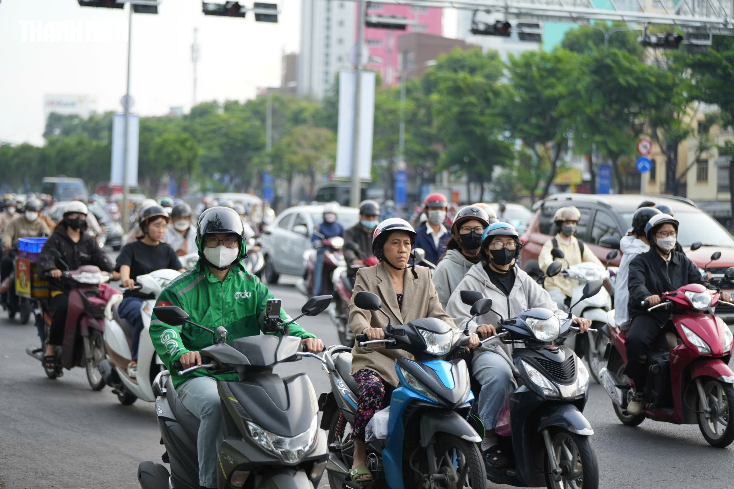 Thời tiết TP.HCM sáng nay 19 độ C, người dân co ro ra đường - Ảnh 3.