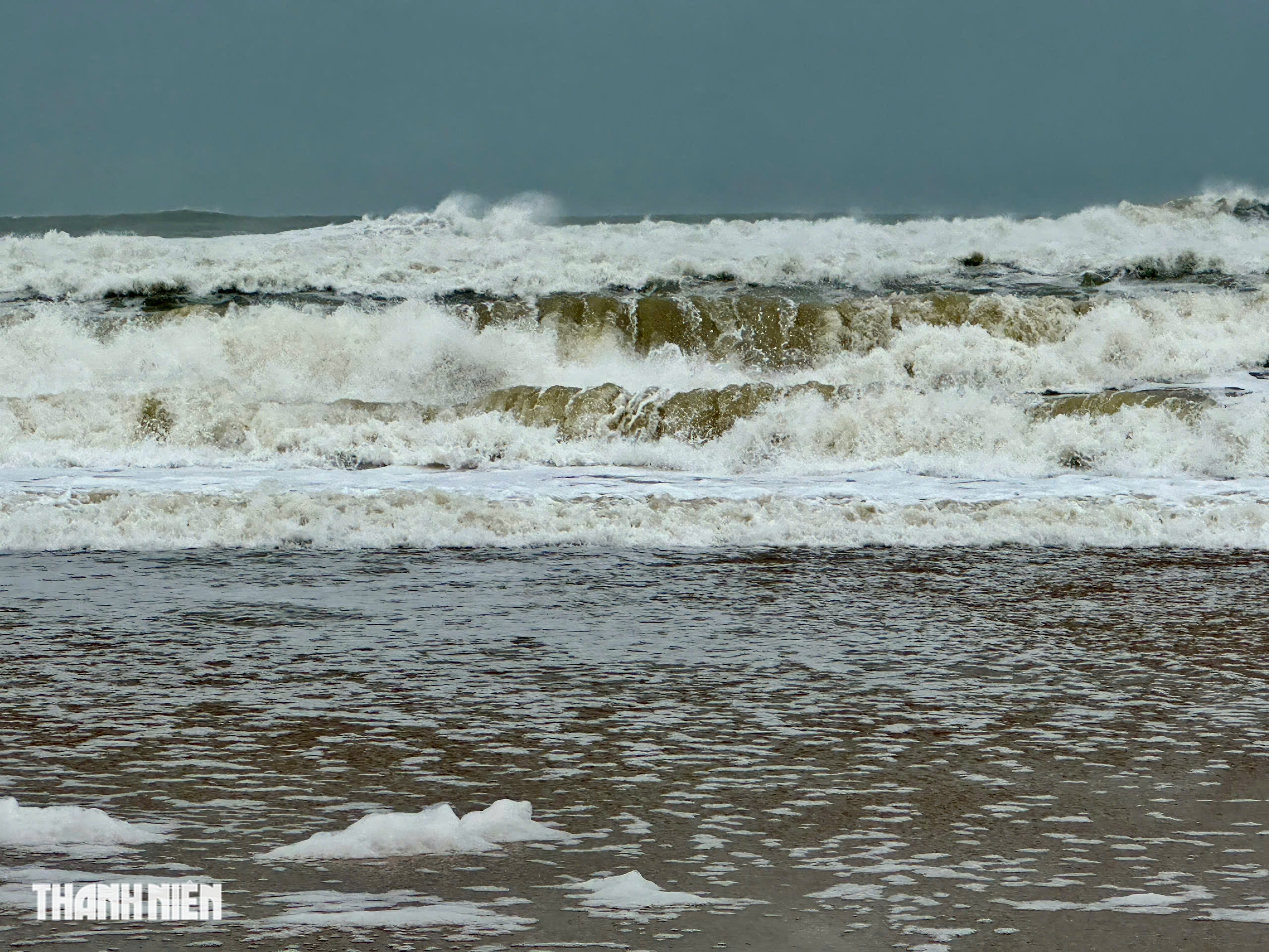 Đắk Lắk trước bão số 15: Sóng dâng cao và rác thải ngổn ngang bờ biển - Ảnh 1.