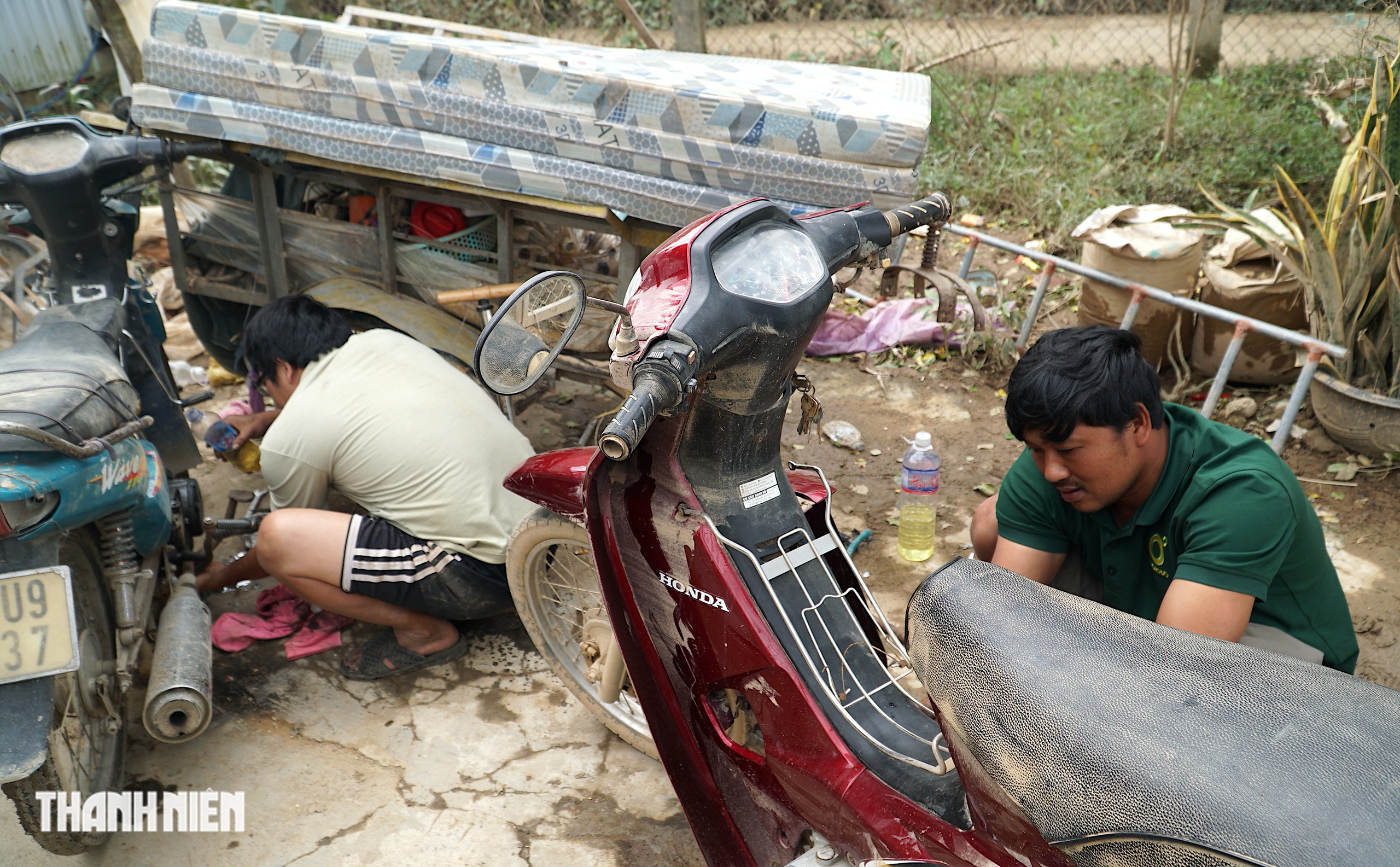 Xã Hòa Thịnh hàn gắn sau lũ: Người dân cùng nhau dọn dẹp - Ảnh 8.