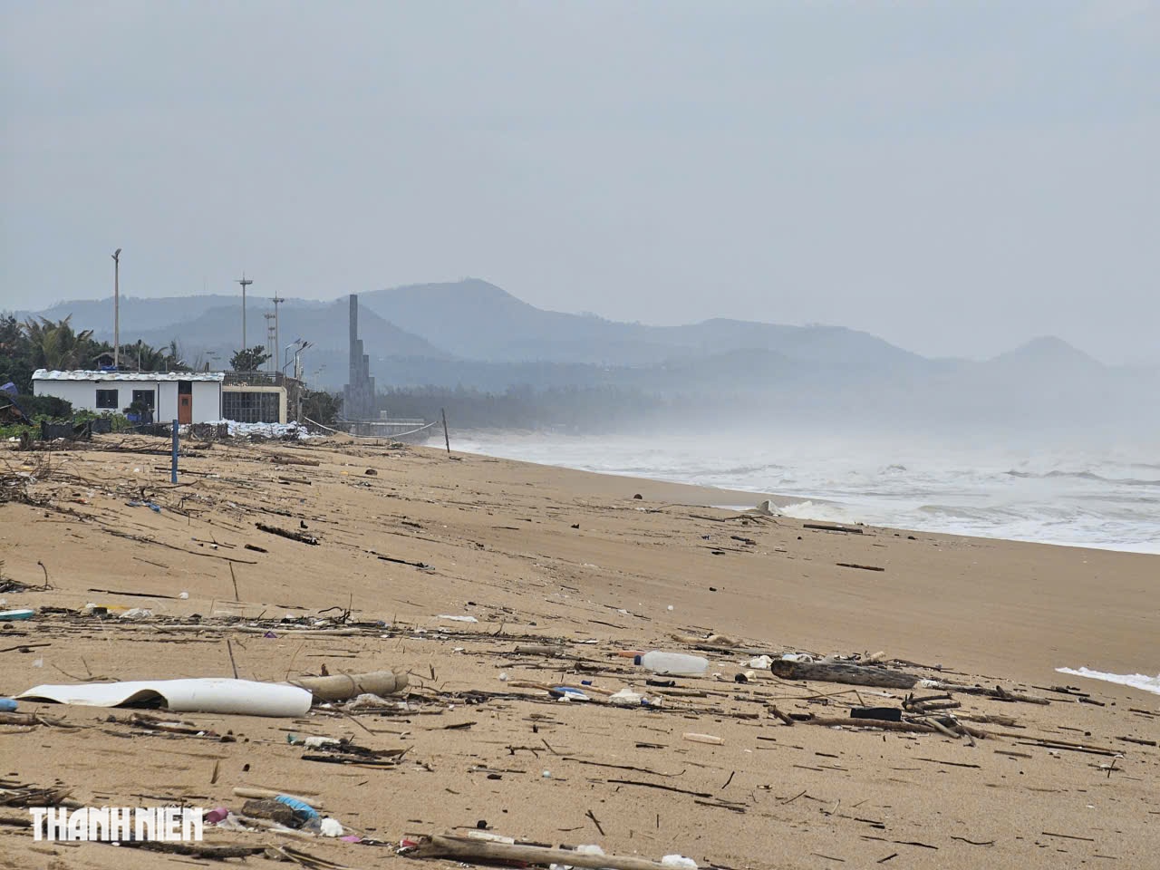 Đắk Lắk trước bão số 15: Sóng dâng cao và rác thải ngổn ngang bờ biển - Ảnh 2.
