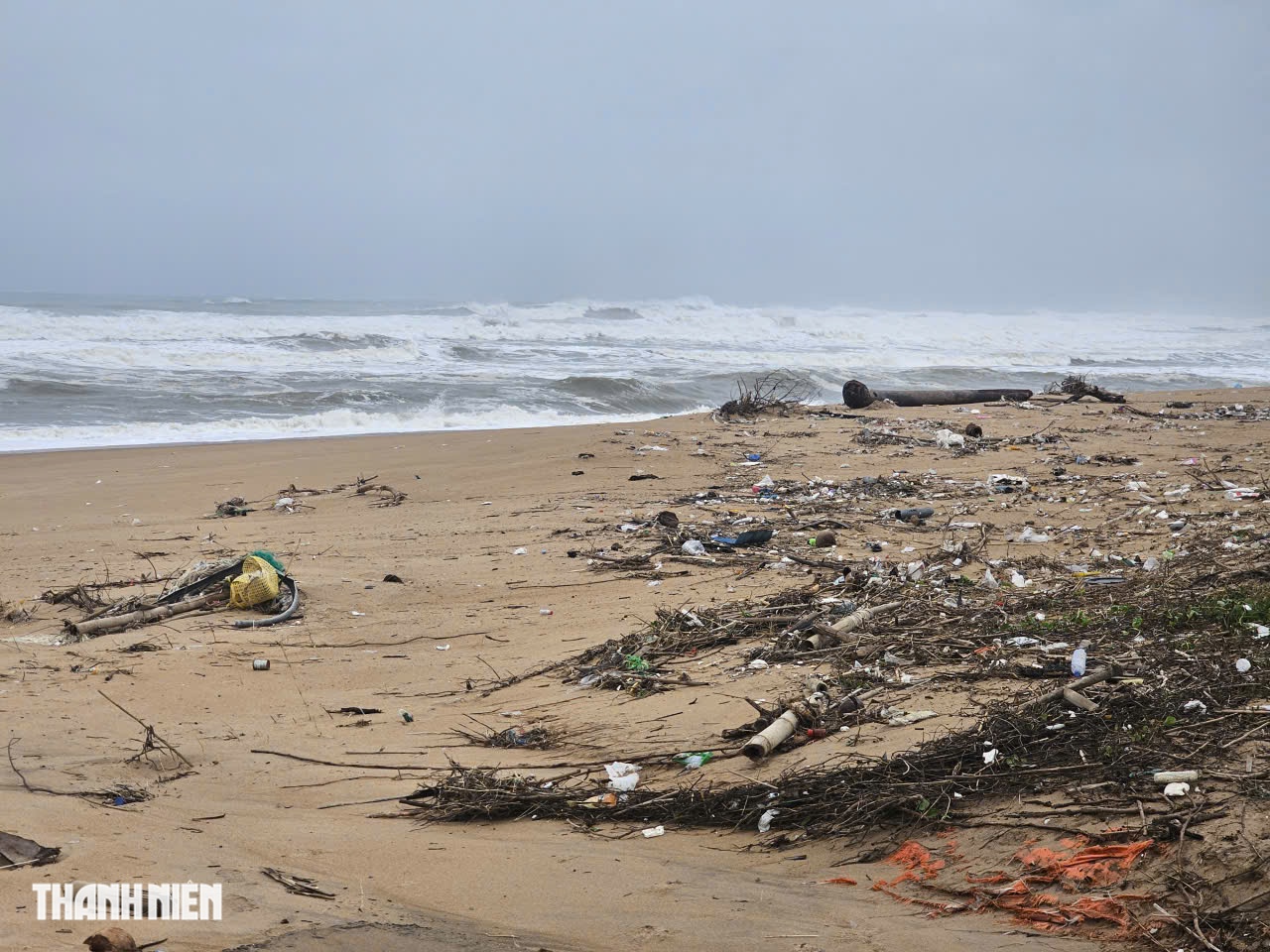 Đắk Lắk trước bão số 15: Sóng dâng cao và rác thải ngổn ngang bờ biển - Ảnh 3.