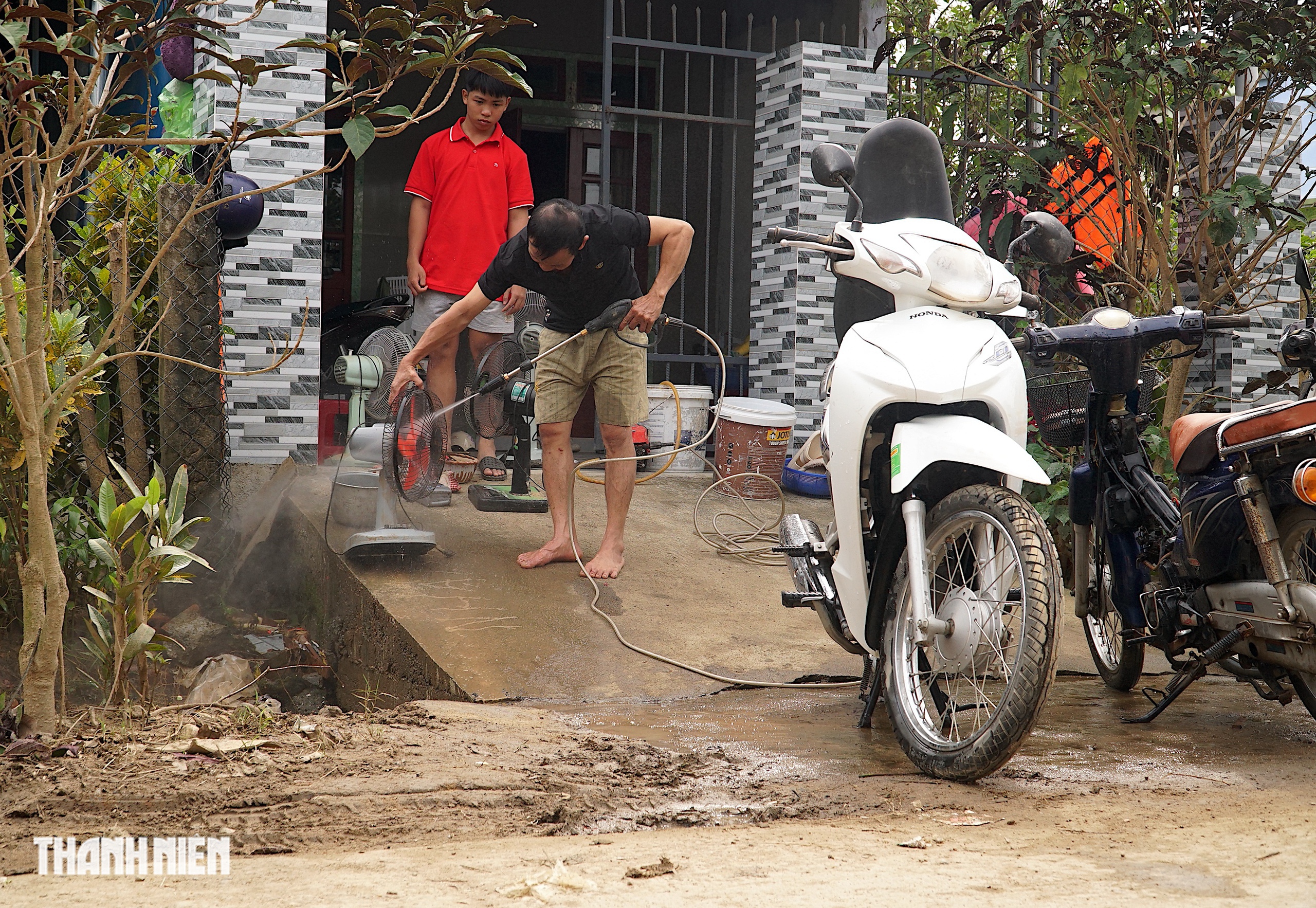 Xã Hòa Thịnh hàn gắn sau lũ: Người dân cùng nhau dọn dẹp - Ảnh 6.