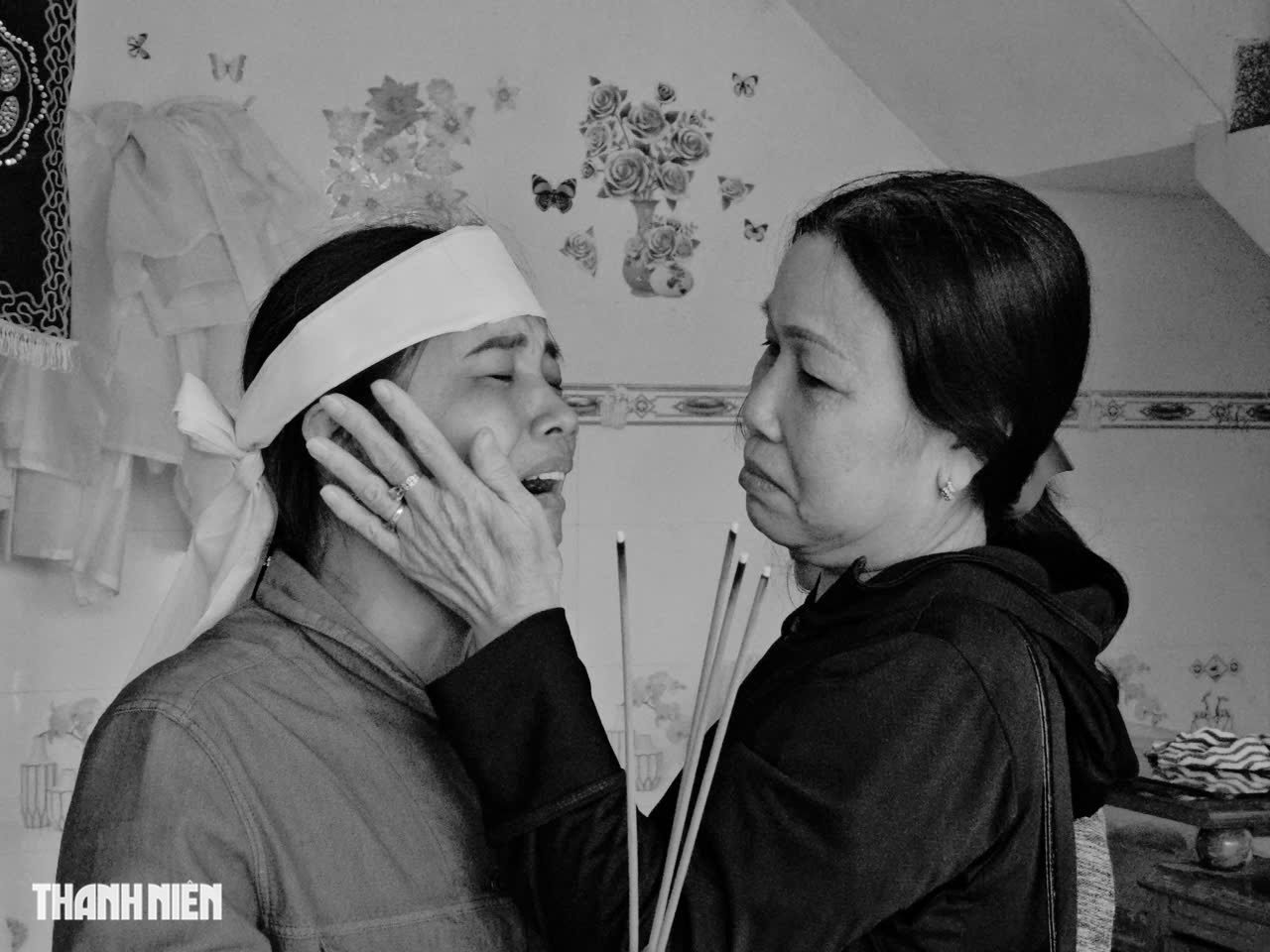 Mất chồng trong đợt lũ lịch sử: Vợ bị câm điếc gồng gánh nuôi 3 con thơ - Ảnh 4.