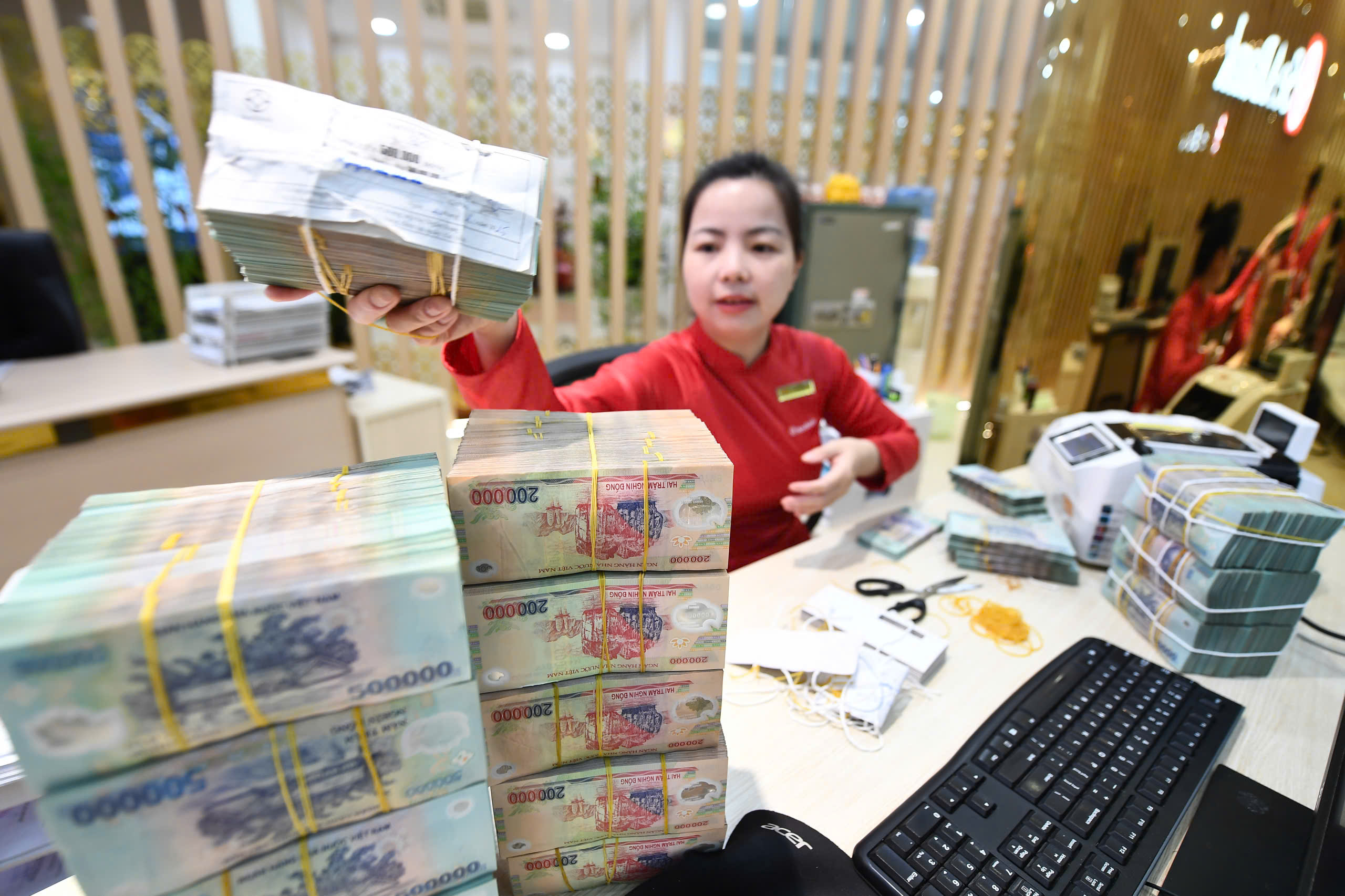 Ngân hàng Nhà nước bơm tiền mạnh, lãi suất tăng- Ảnh 1. Ngân hàng Nhà nước bơm tiền mạnh, lãi suất tăng- Ảnh 1.