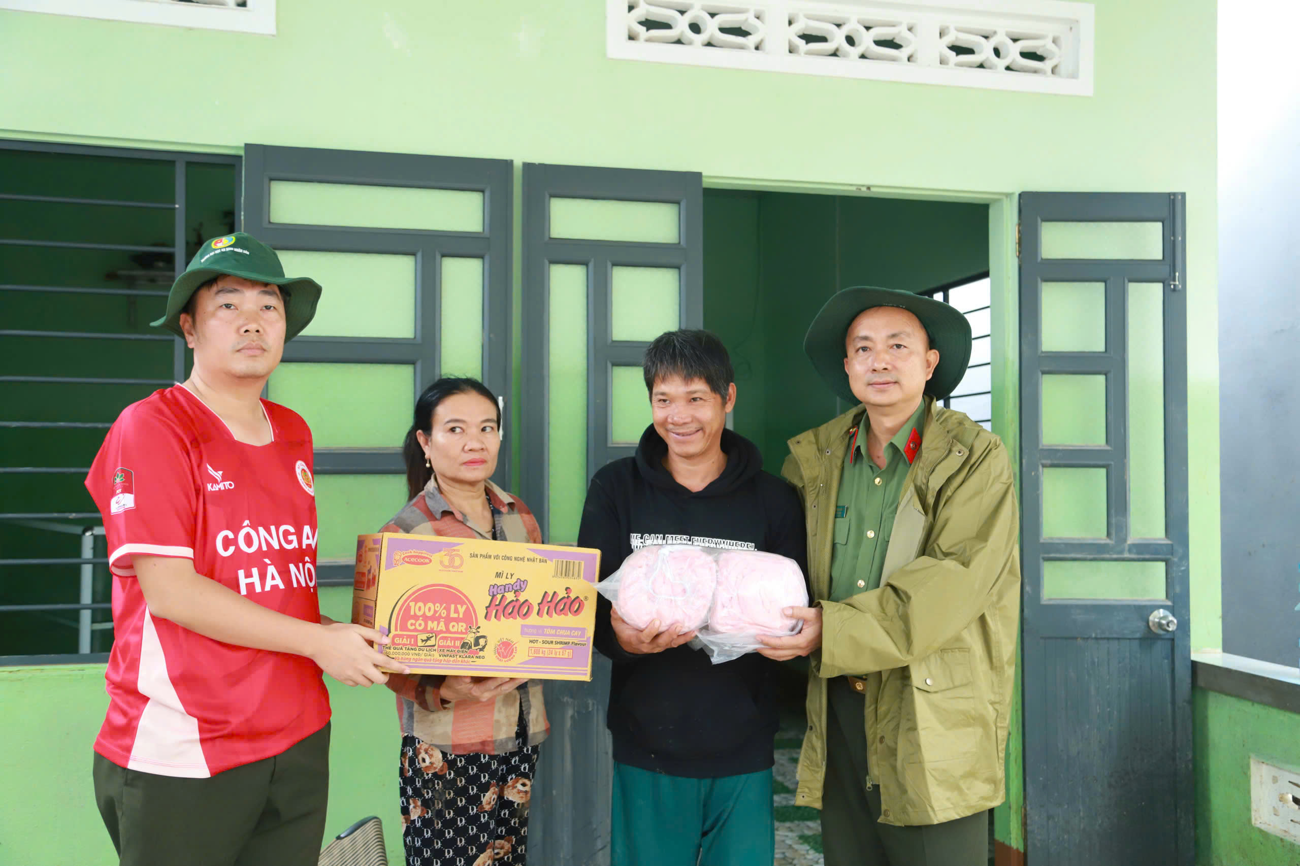 110 cán bộ, chiến sĩ an ninh nhân dân giữa biển bùn lũ Đắk Lắk - Ảnh 3.