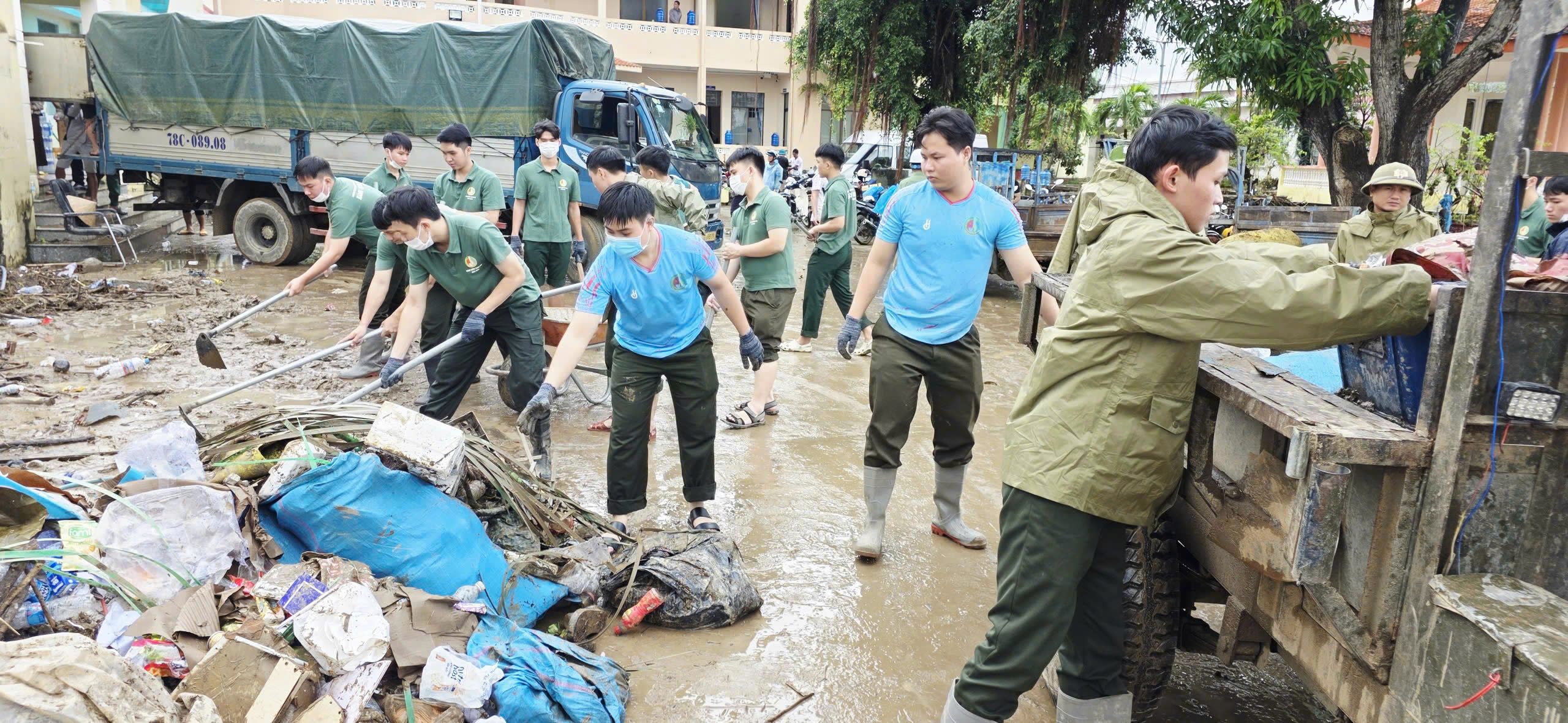 110 cán bộ, chiến sĩ an ninh nhân dân giữa biển bùn lũ Đắk Lắk - Ảnh 1.