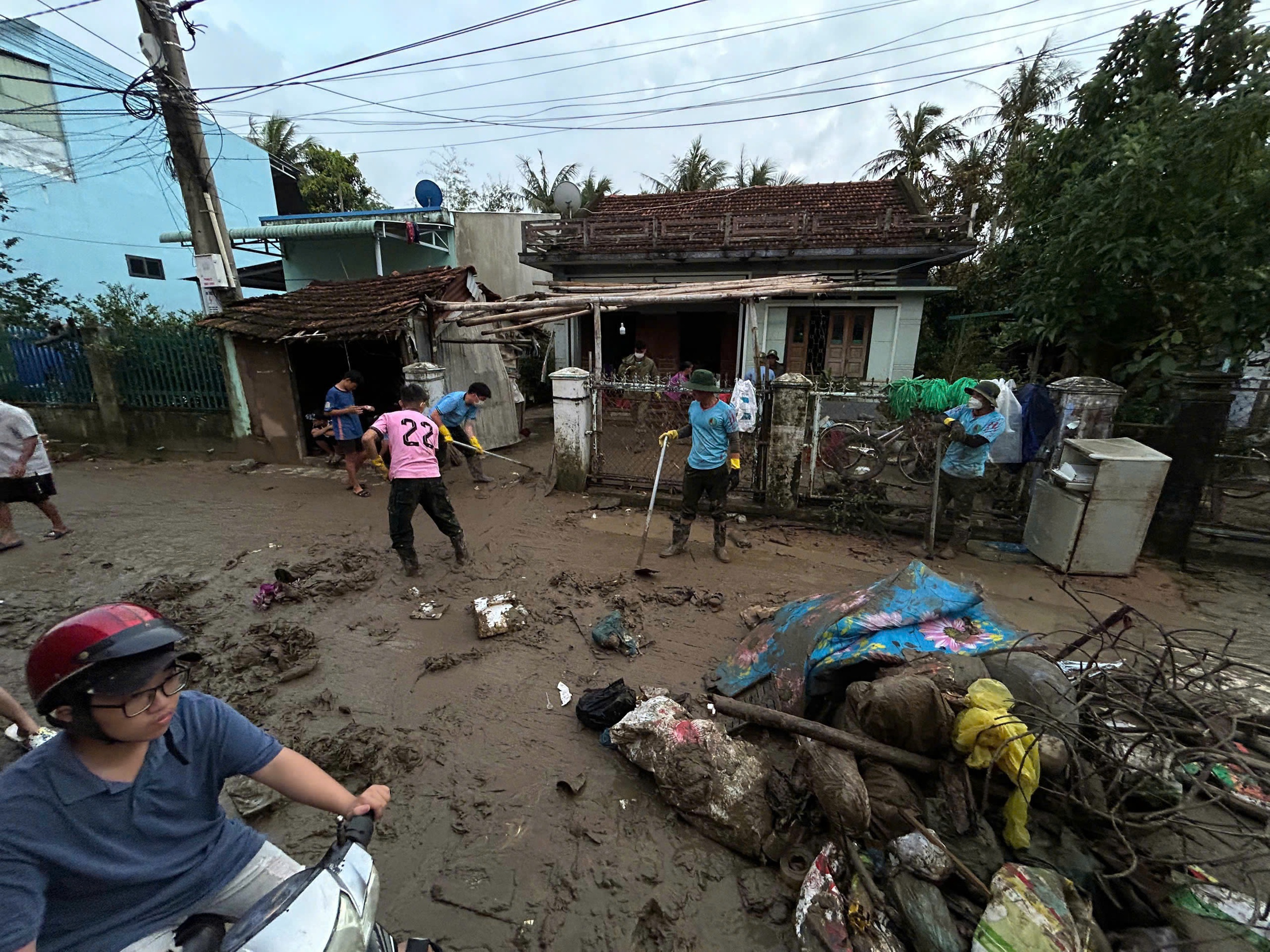 110 cán bộ, chiến sĩ an ninh nhân dân giữa biển bùn lũ Đắk Lắk - Ảnh 5.