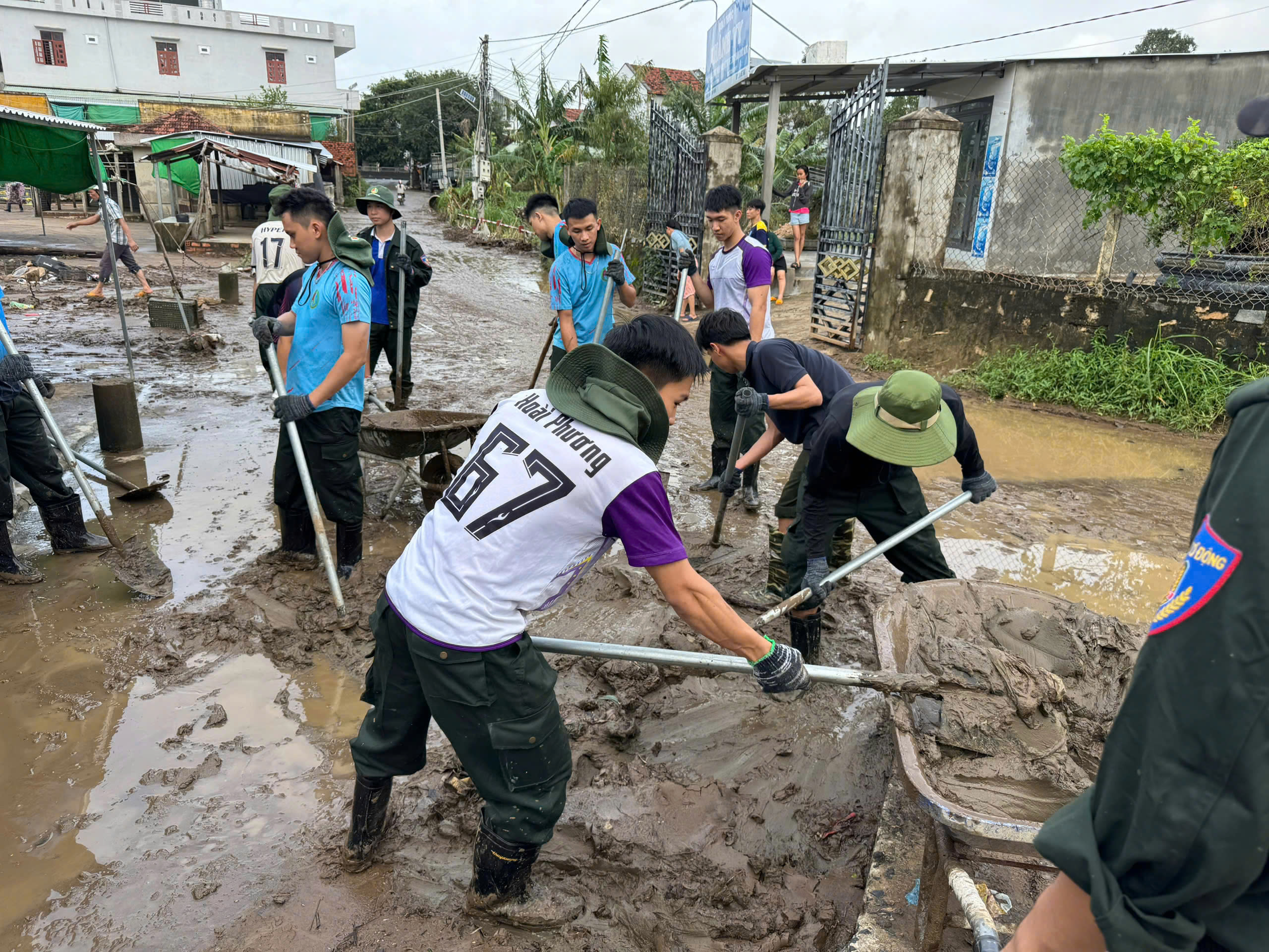 110 cán bộ, chiến sĩ an ninh nhân dân giữa biển bùn lũ Đắk Lắk - Ảnh 6.