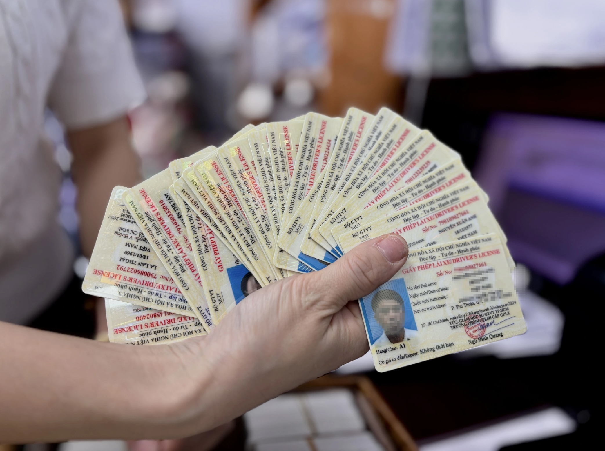 Cục CSGT sắp nhận 400.000 phôi GPLX, sẽ in và cấp cho nhân dân trong tuần tới - Ảnh 1.