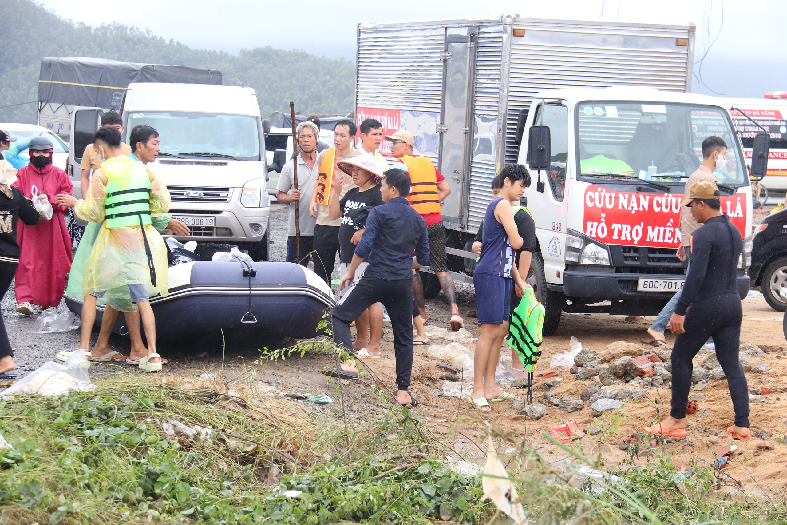Lũ lụt ở Phú Yên: Những hình ảnh đau thương và Tình người trong bão táp - Ảnh 4.