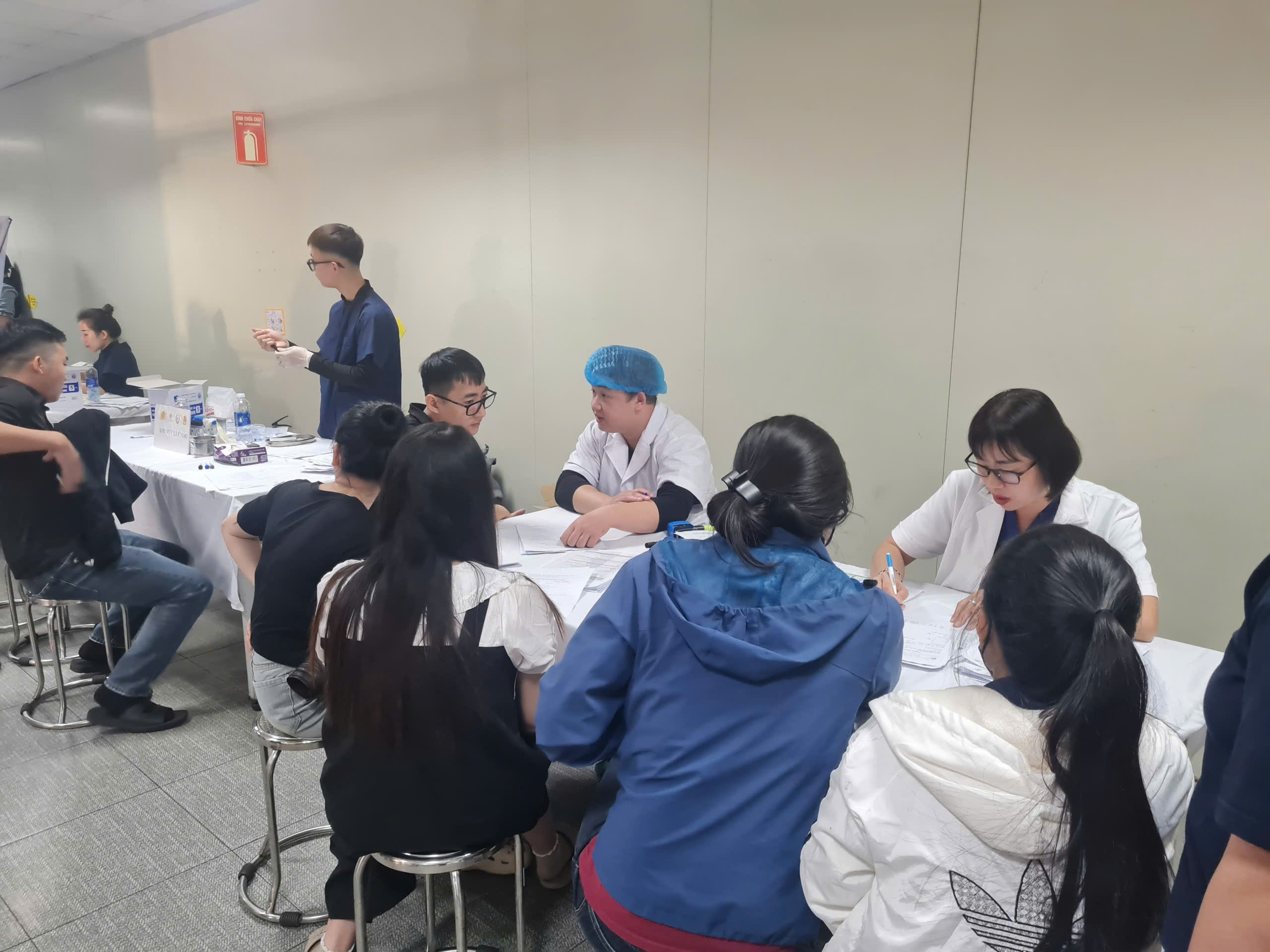 Khám bệnh miễn phí cho công nhân tại 7 địa phương - Ảnh 2.