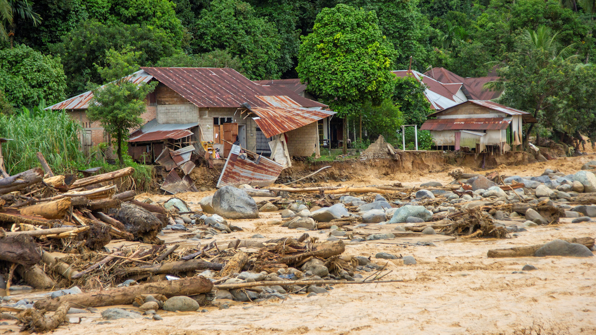Lũ lụt Indonesia, Th&aacute;i Lan: Số người chết tăng cao, nỗ lực cứu hộ tiếp tục - Ảnh 1.