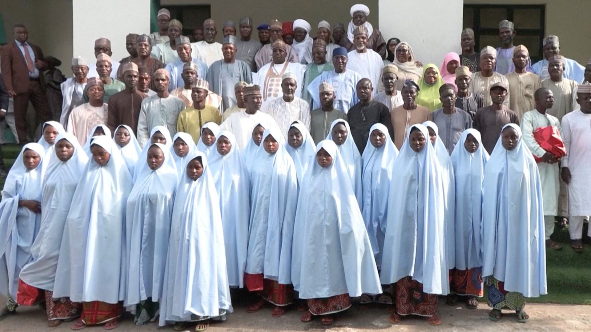 Nigeria ban bố t&igrave;nh trạng khẩn về an ninh để giải quyết bạo lực, bắt c&oacute;c - Ảnh 1.